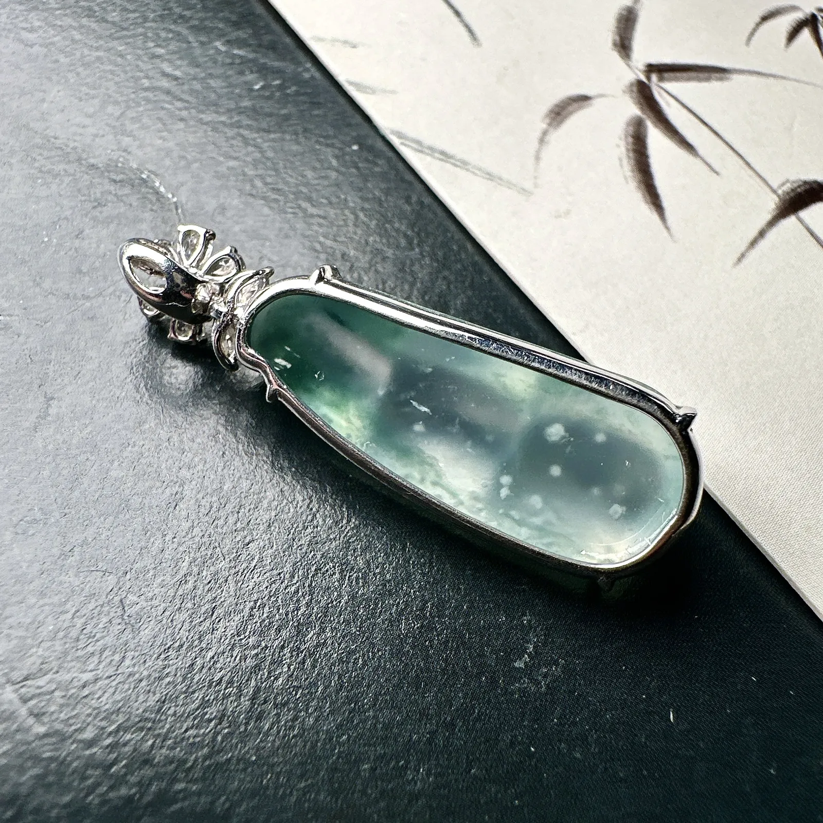 【冰种飘花福豆吊坠】老坑雪花棉，种地上乘，冰感十足，通透起光，饱满圆润，收藏品质，18k金钻镶嵌，裸石尺寸27.5*11.3*6.3毫米