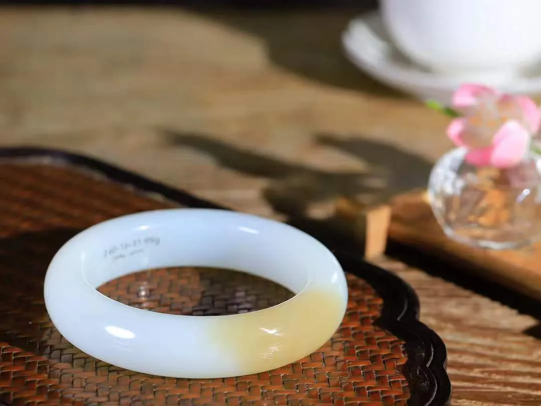 [温润如玉.手镯]

收藏级臻品和田玉糖白玉手镯。玉质温润细腻 油性十足 手感舒适，高华雅逸，线条