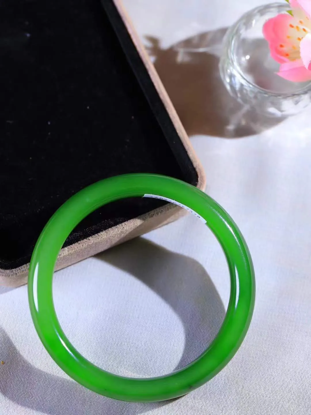 【碧波流转·手镯】

典藏级臻品️和田玉碧玉手镯，玉质细腻温润，手感舒适，️线条流畅，简约大气，美自天成，佩戴于腕间，婉约之美，举手投足间透出那份低调奢华，醉人心扉。
重37.8克 内径圈口56.5mm尺寸9.8-7.8mm  FDA-131101008