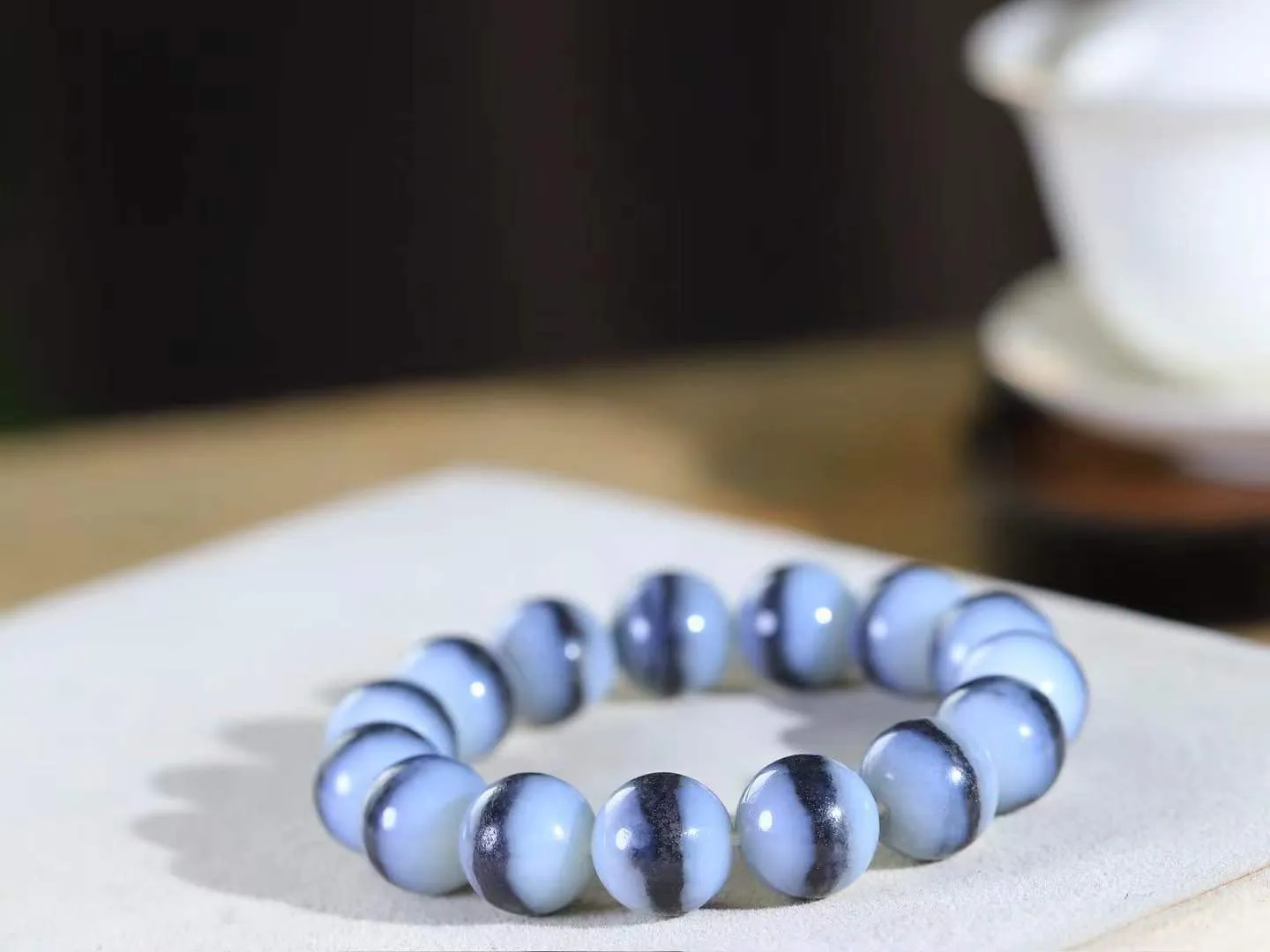 【籽.珠圆玉润.手串】

新疆和田青花籽料珠圆玉润手串 玉质温润细腻  整串打磨圆润，佩戴舒适。珠珠