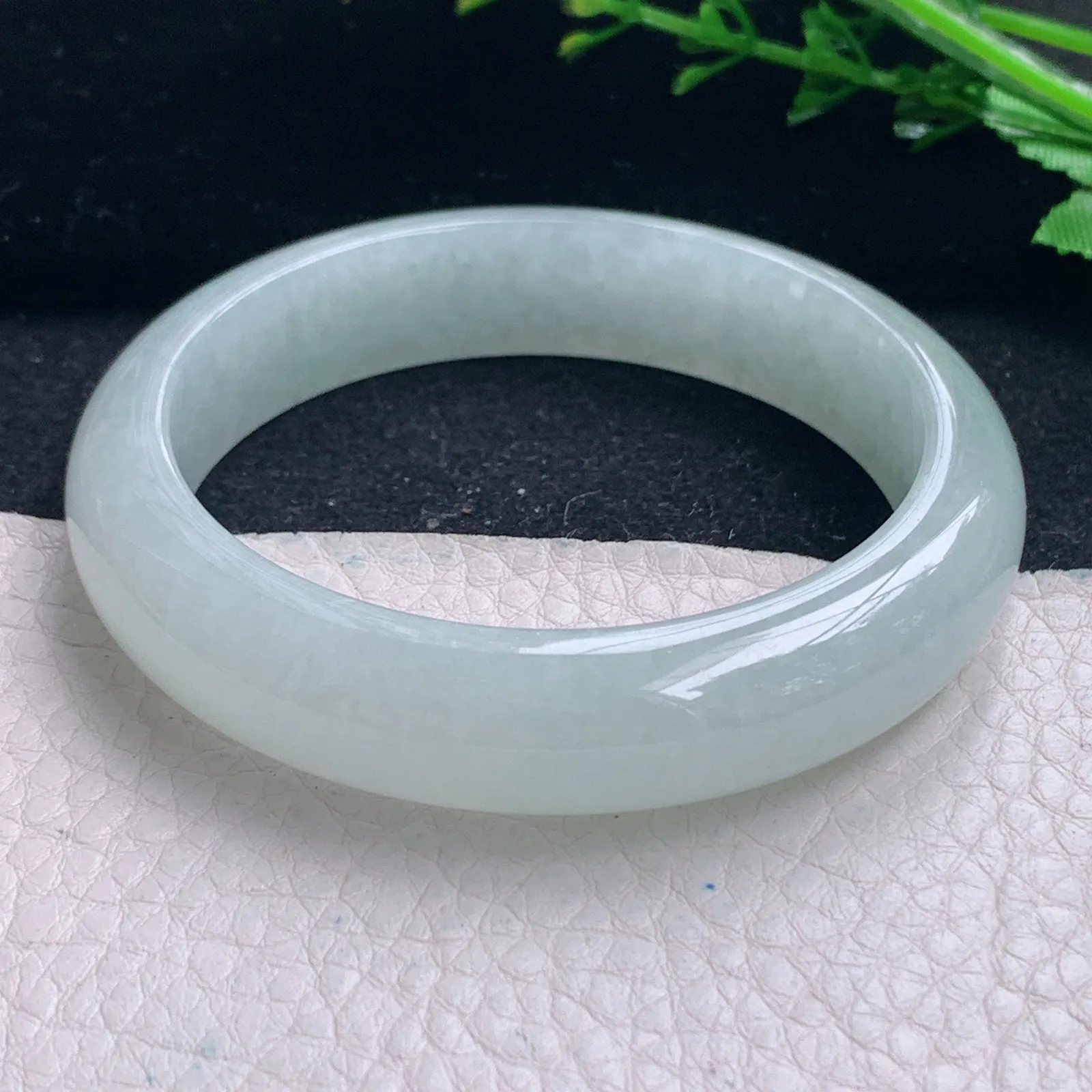 hy自然光54.5*13*8.2平安镯 缅甸翡翠a货浅绿宽边玉手镯 玉手环