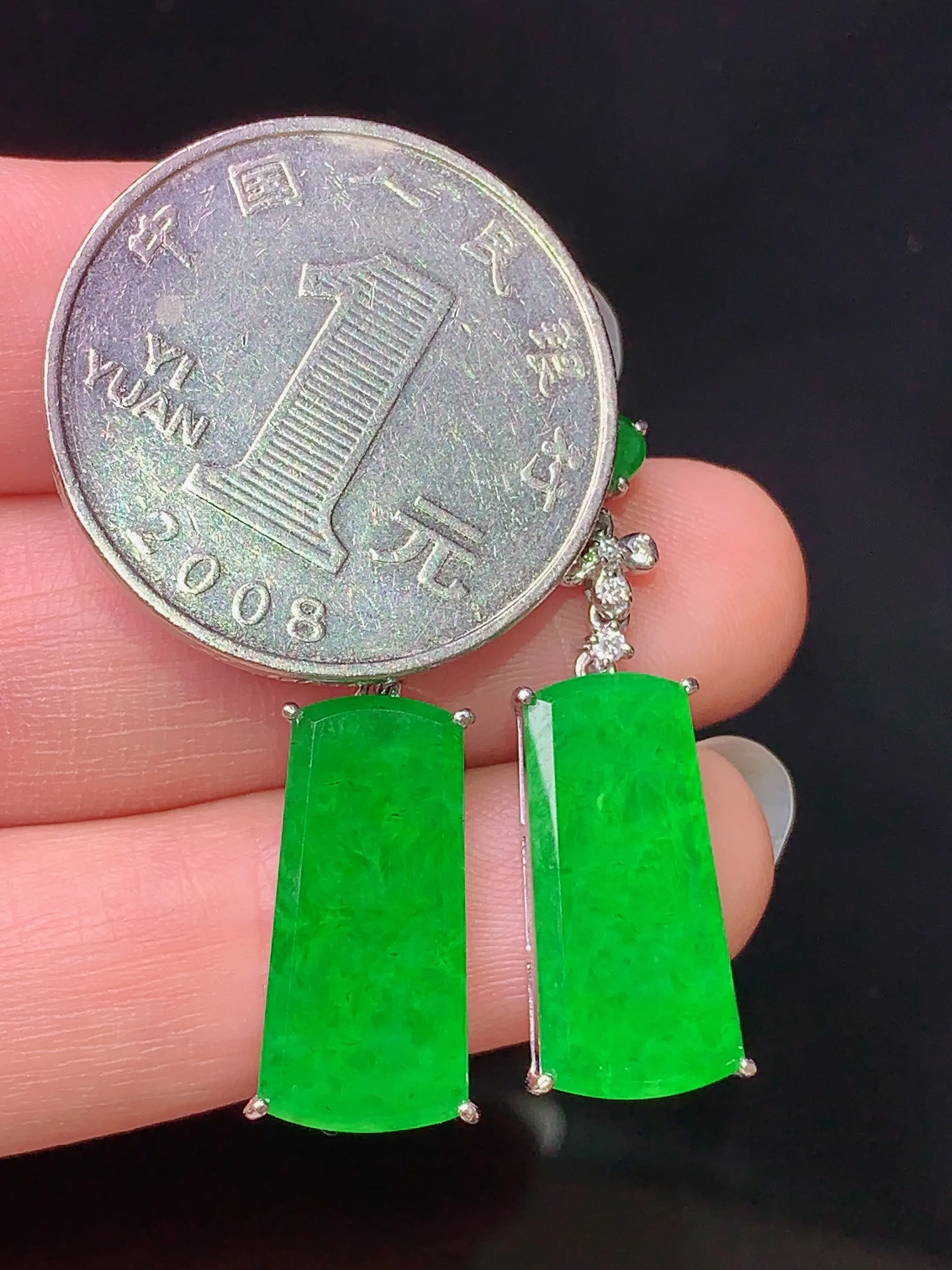 18k金钻镶嵌翠绿无事牌耳坠 玉质细腻 色泽清新艳丽 整体尺寸30.3*8*3.6