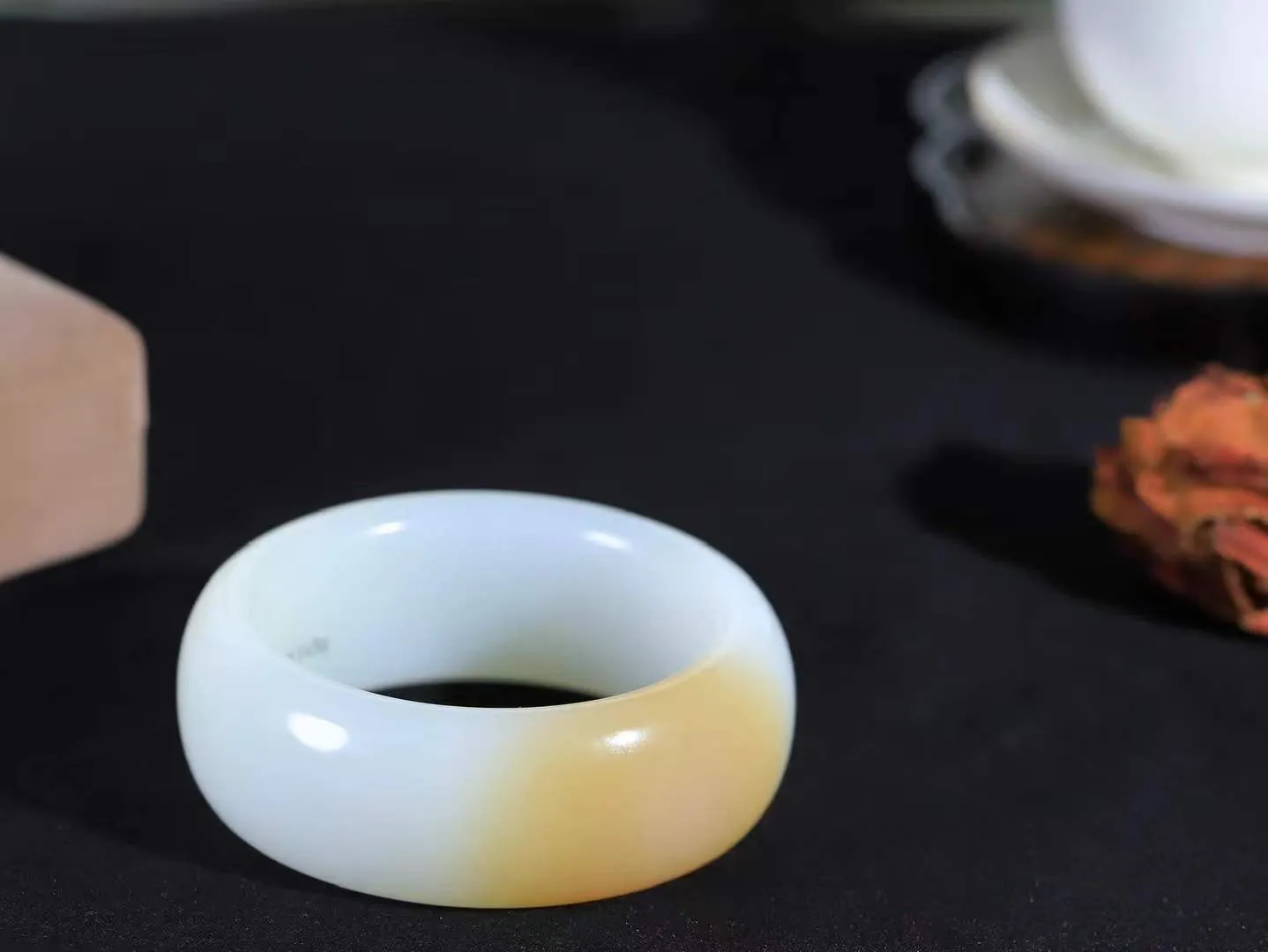 【暖玉生香·手镯】

收藏传家级臻品️️和田玉糖白玉手镯，质地油润细腻，色泽高贵典雅，镯型古朴典雅