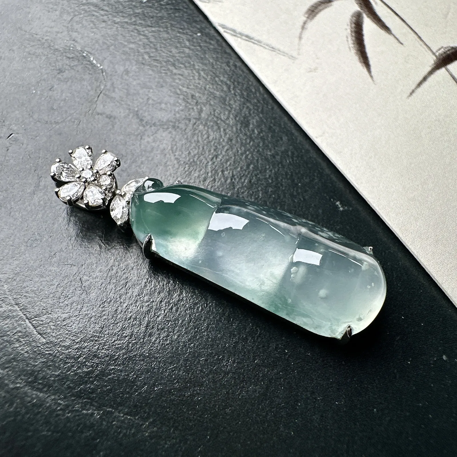 【冰种飘花福豆吊坠】老坑雪花棉，种地上乘，冰感十足，通透起光，饱满圆润，收藏品质，18k金钻镶嵌，裸石尺寸27.5*11.3*6.3毫米