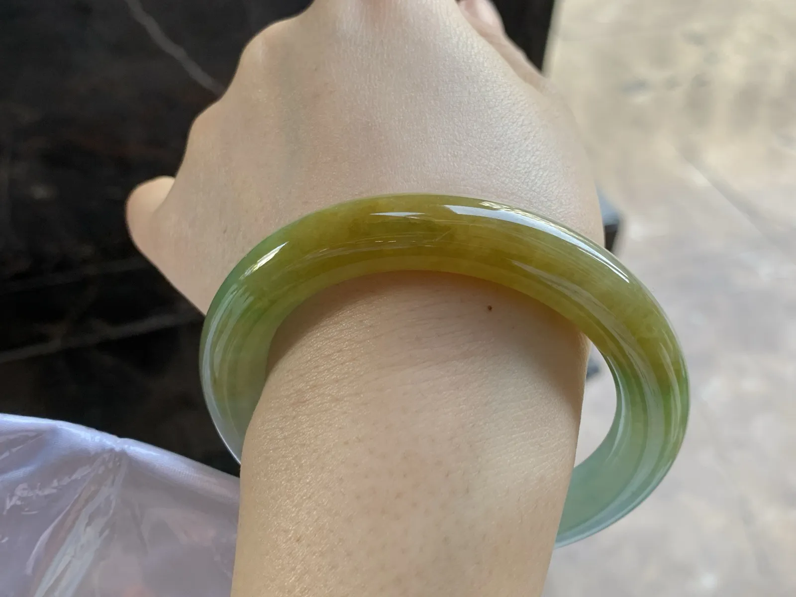 55.5-11

黄翡圆条手镯^_^
肉质细腻有种水～颜色漂亮 上手好看