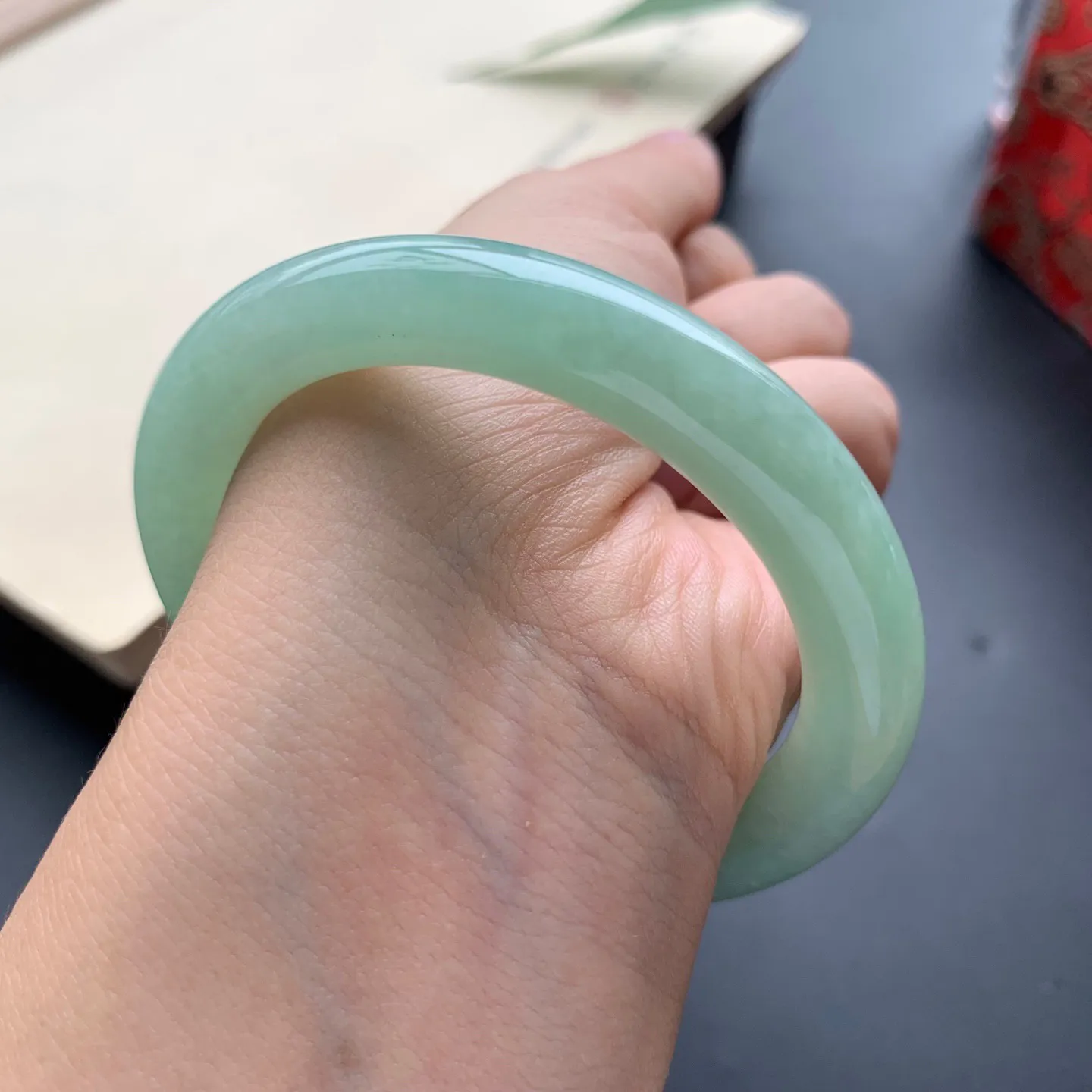 53圈口满色圆条手镯 尺寸：53-9.3-9，无纹裂，细腻光滑，色泽均匀