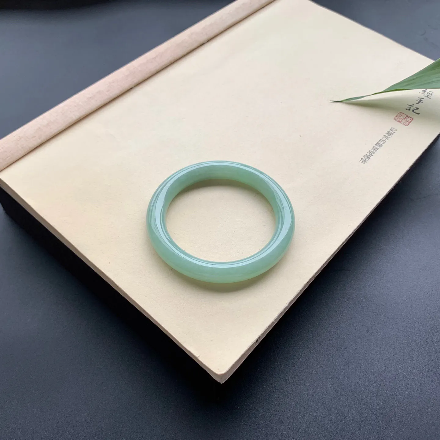 53圈口满色圆条手镯 尺寸：53-9.3-9，无纹裂，细腻光滑，色泽均匀