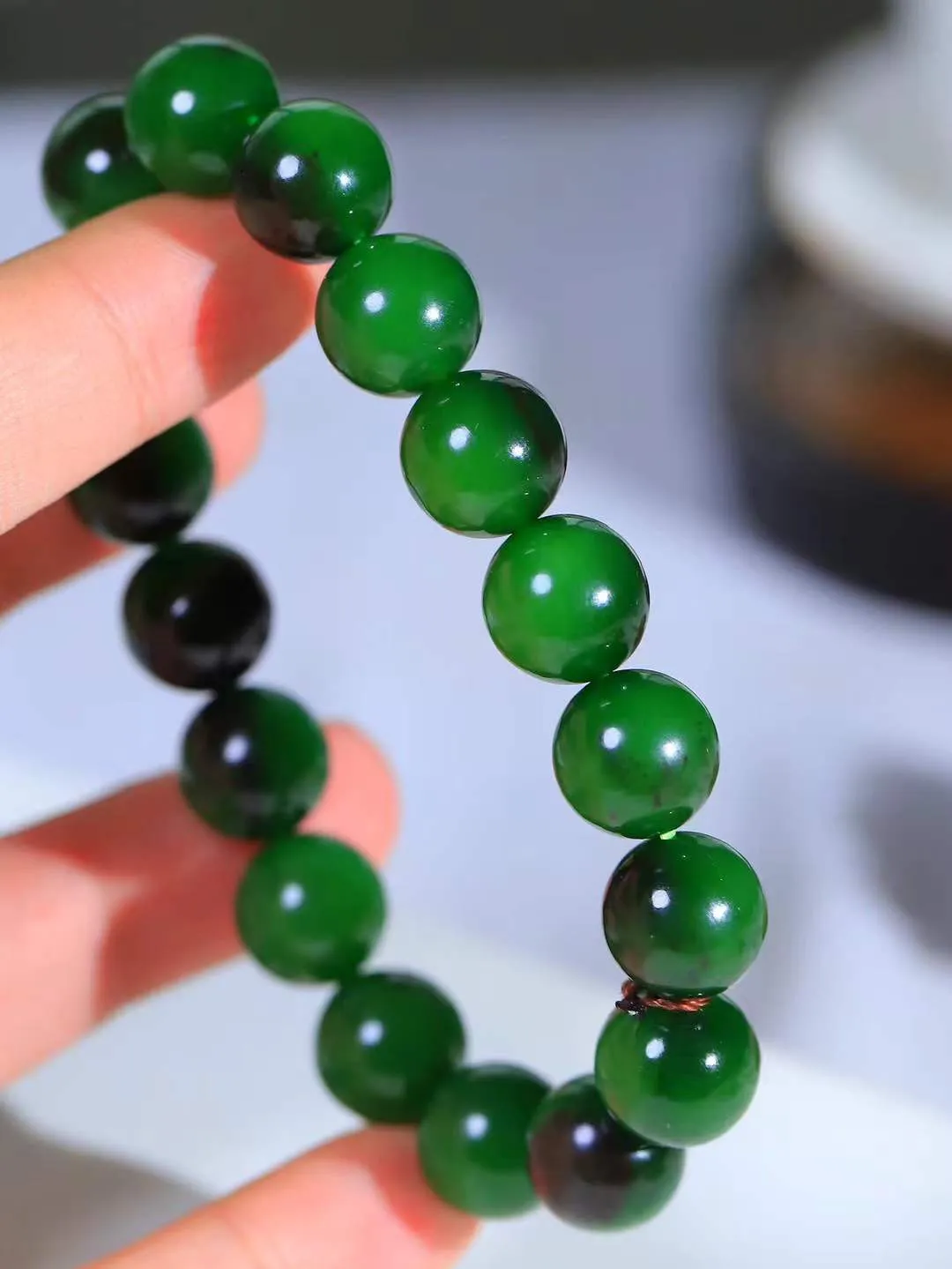 【珠圆玉润.手串】

精品️和田玉碧玉珠圆玉润手串 玉质温润细腻  整串打磨圆润，佩戴舒适。珠珠落玉盘，间关莺语花底滑，一生美好时光，无论身在何处，都有它相伴相守。事事顺遂，幸福美满，吉祥如意。重46.3克 尺寸取一11.9mm  FDA-221101033