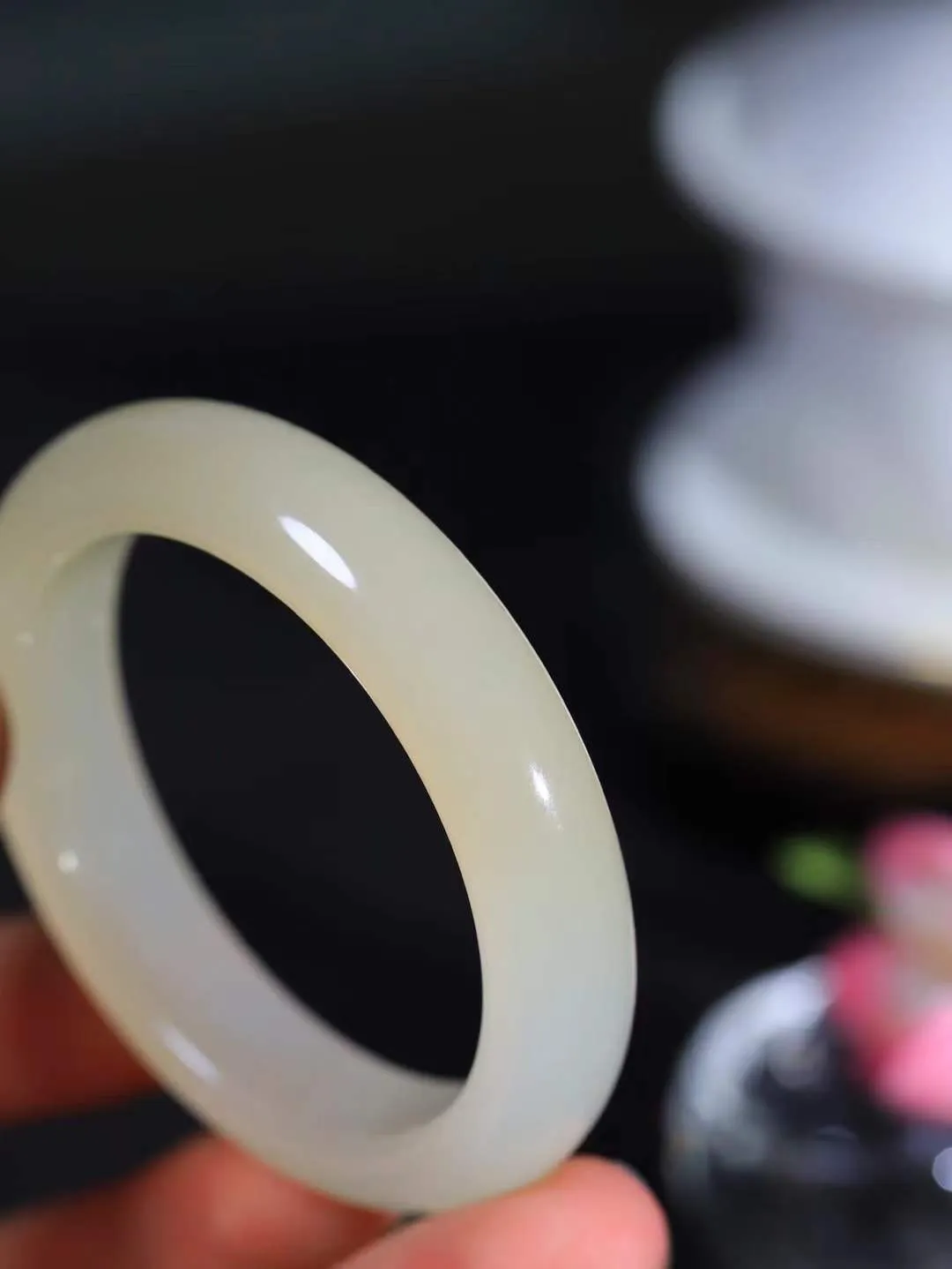 [温润如玉.手镯]

精品和田玉蜂蜜水手镯。玉质温润细腻 油性十足 手感舒适，高华雅逸，线条流畅，简约大气，美自天成，素雅高贵。佩戴于腕间，婉约之美，举手投足间透出那份低调奢华。重46.7克 内径50.5mm尺寸12.5-8.3mm FDA-121101000