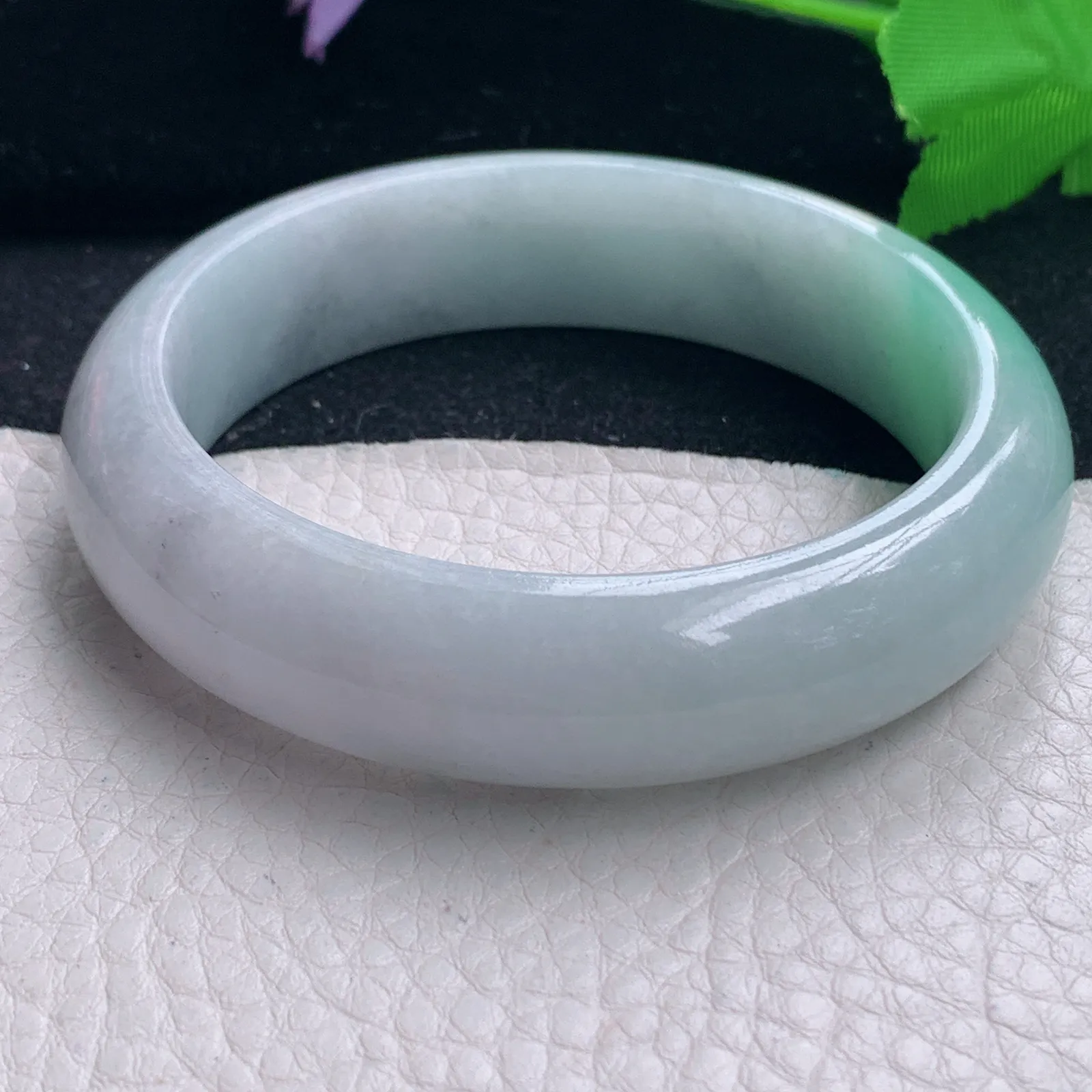 js自然光57.5*15.5*8.8轮胎镯 缅甸翡翠a货飘绿宽边玉手镯 玉手环