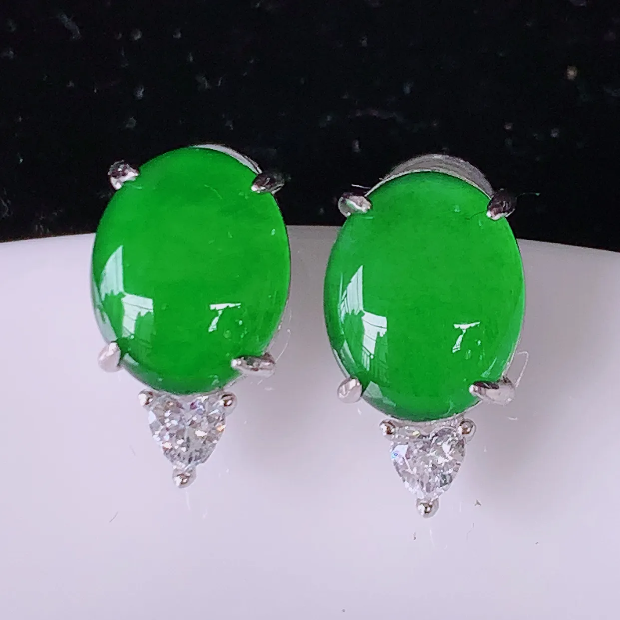 冰透满绿翡翠925银镶嵌耳钉，自然光实拍，翠色灵动，颜色漂亮，种老水足，品相佳，佩戴佳品！#97.10整体18*13.5*8裸石10-8