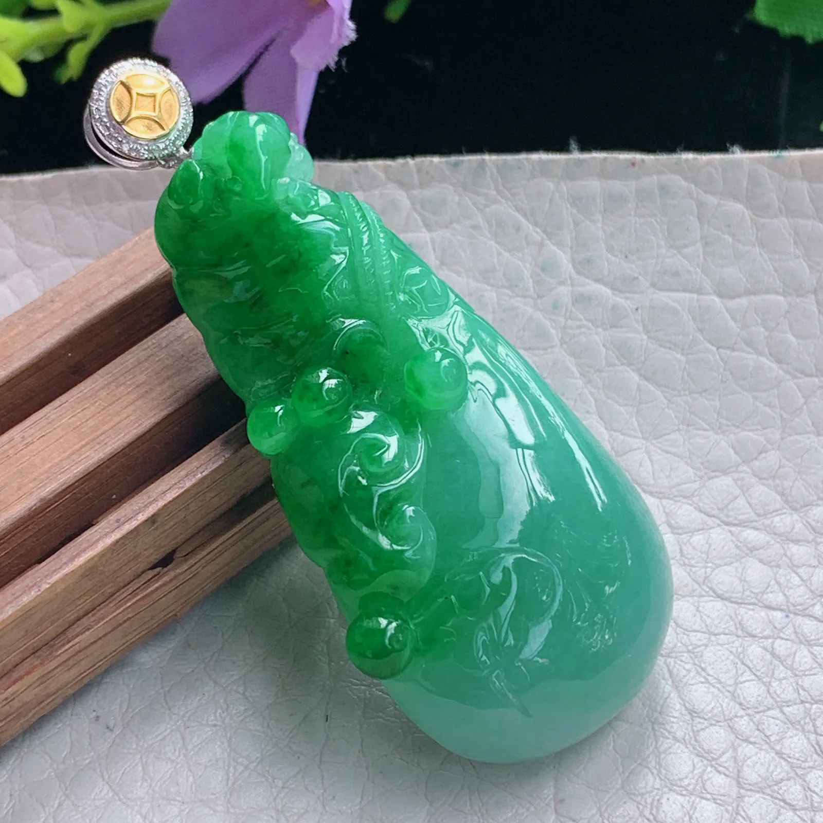 yl实拍58.3*27.3*12缅甸翡翠a货精雕阳绿代代有钱 钱袋玉吊坠 玉挂件