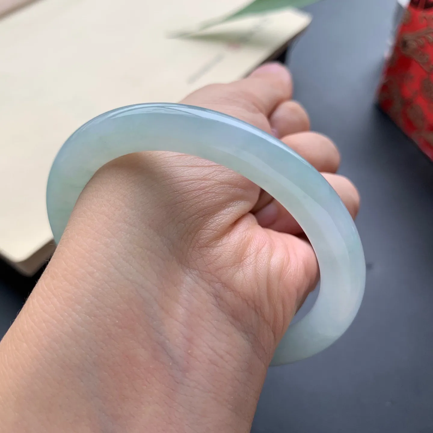 55.6圈口底色圆条手镯 尺寸：55.6-7.5-8.2，无纹裂，细腻光滑，条形饱满