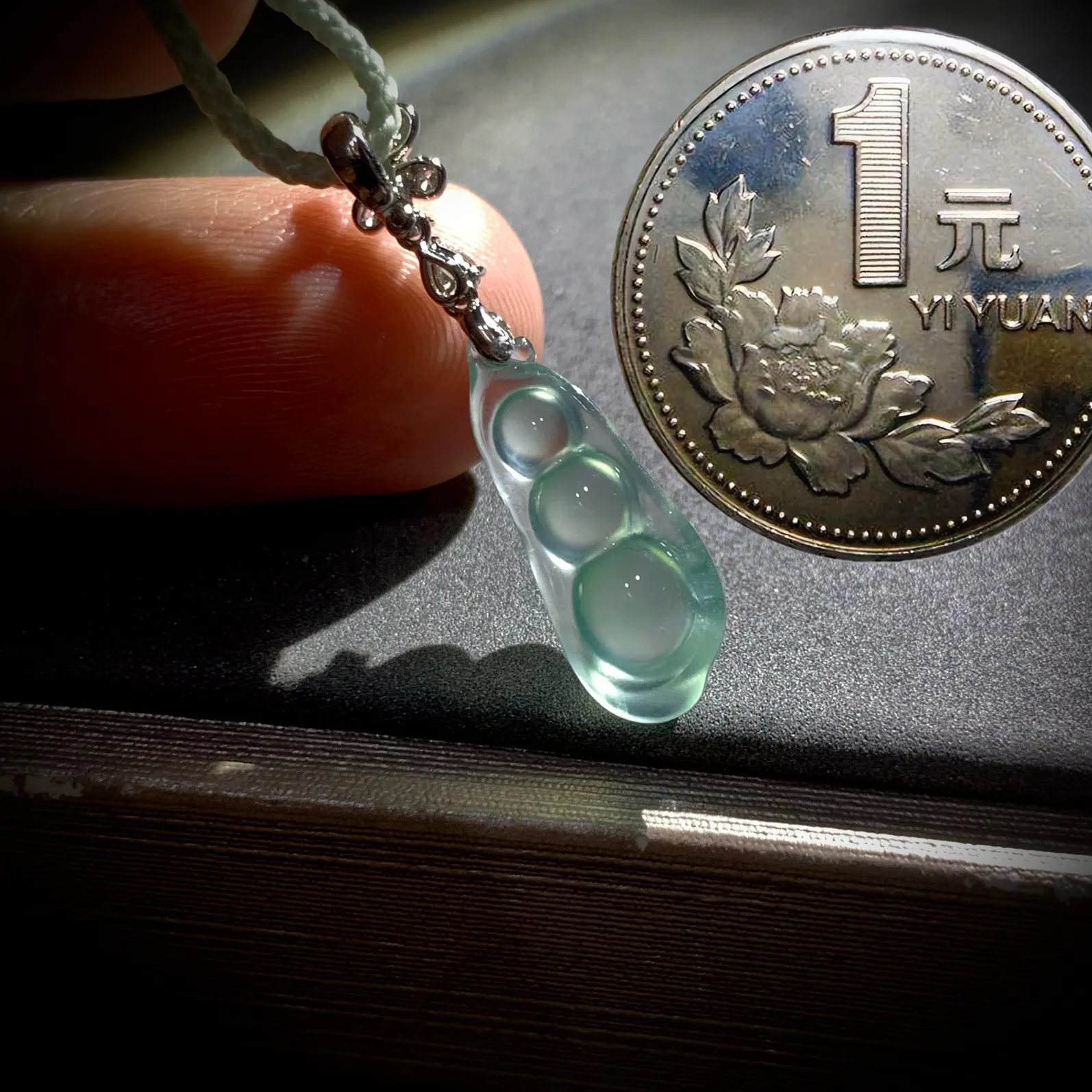 玻璃种精品豆子，
30-裸石19-7.5-5.2mm，
18K金，南非钻，