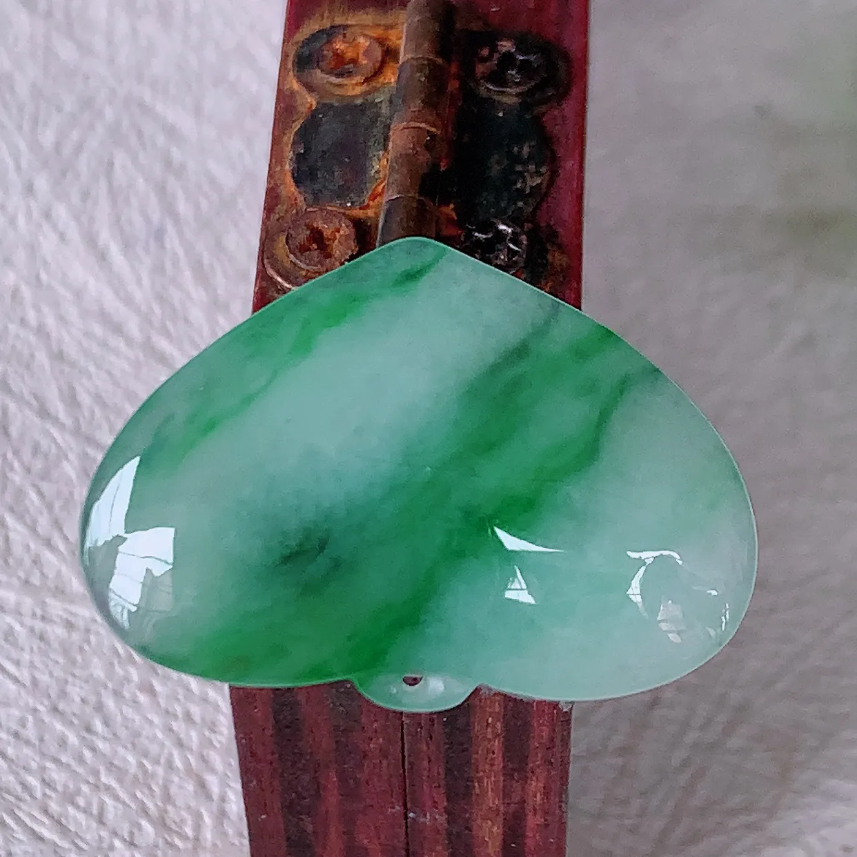 自然光实拍，冰润飘绿翡翠爱心吊坠，种老水足，雕工精湛 ，寓意美好，佩戴时尚出众！#57.10