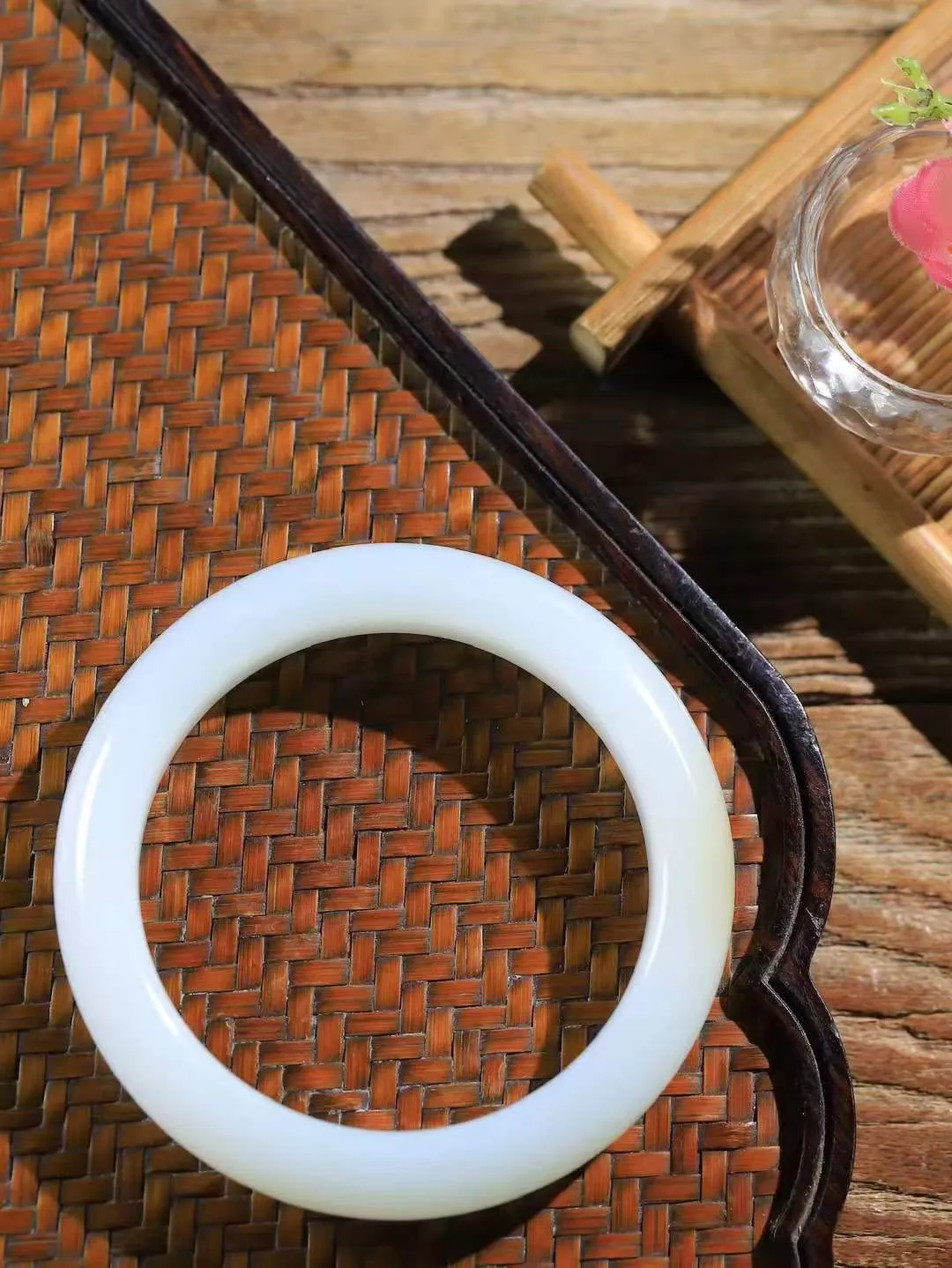 【腕间柔情.手镯】   

精品️和田玉糖白玉手镯 玉质温润细腻 油性十足 古朴秀雅 轻抚岁月的栏杆软香温玉，腕间玉镯轻轻晃动，令人情动心间，撷一缕月末的芬芳，把心思铺陈，时光静美，惟有你最温柔。重60.2克   尺寸56-12.8-9.4mm  461101000A