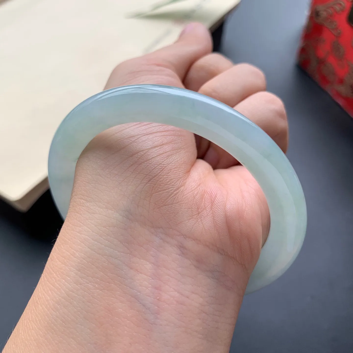 55.6圈口底色圆条手镯 尺寸：55.6-7.5-8.2，无纹裂，细腻光滑，条形饱满