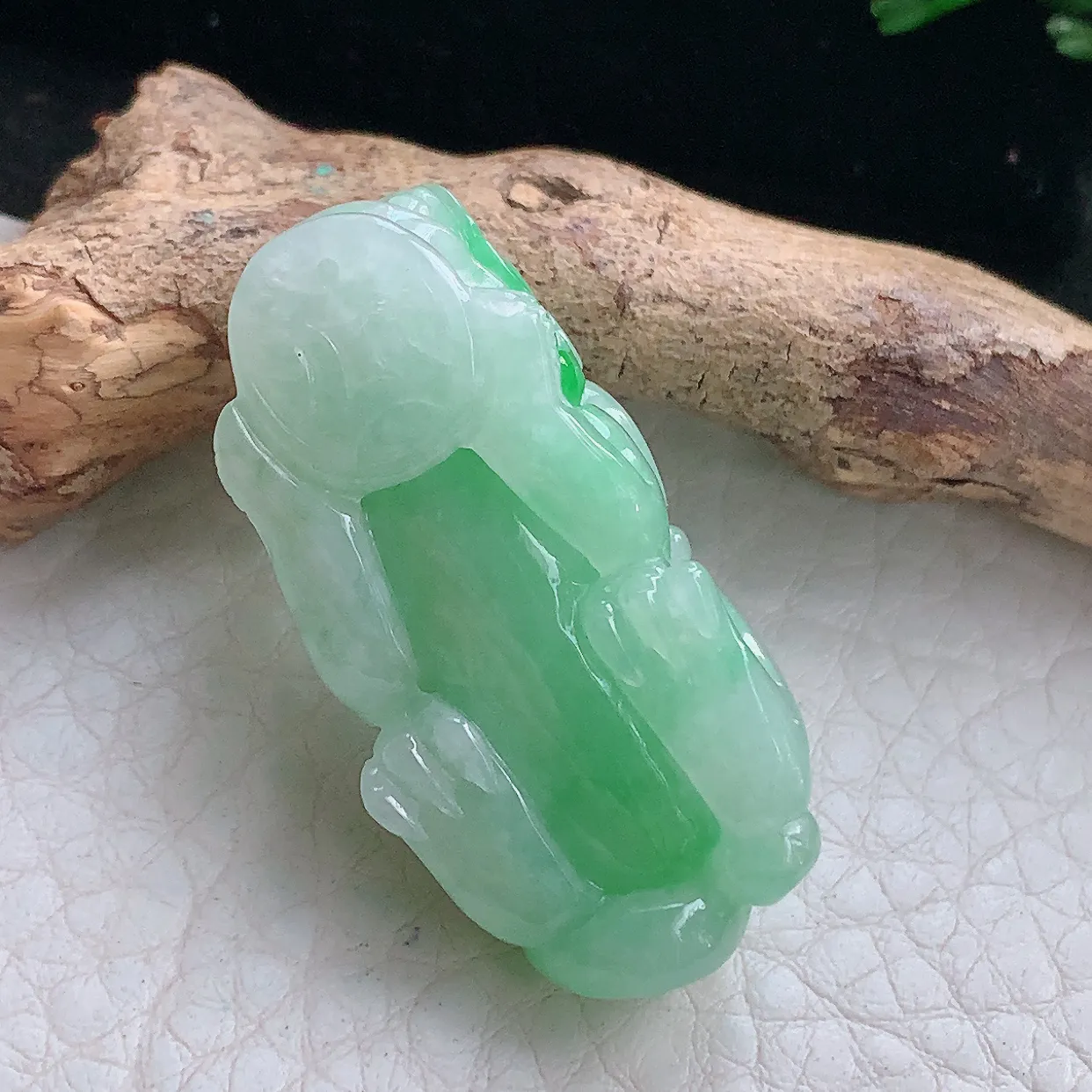 ajj实拍36*17.3*12.8天然缅甸翡翠飘绿招财貔貅吊坠吉祥瑞兽