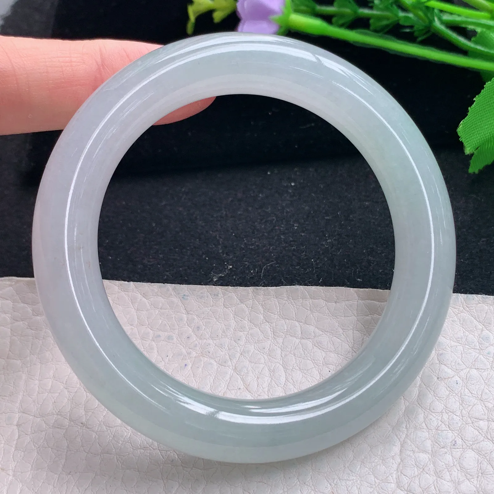 r自然光57*11美人镯 缅甸翡翠a货冰纯浅绿圆条玉手镯 玉手环