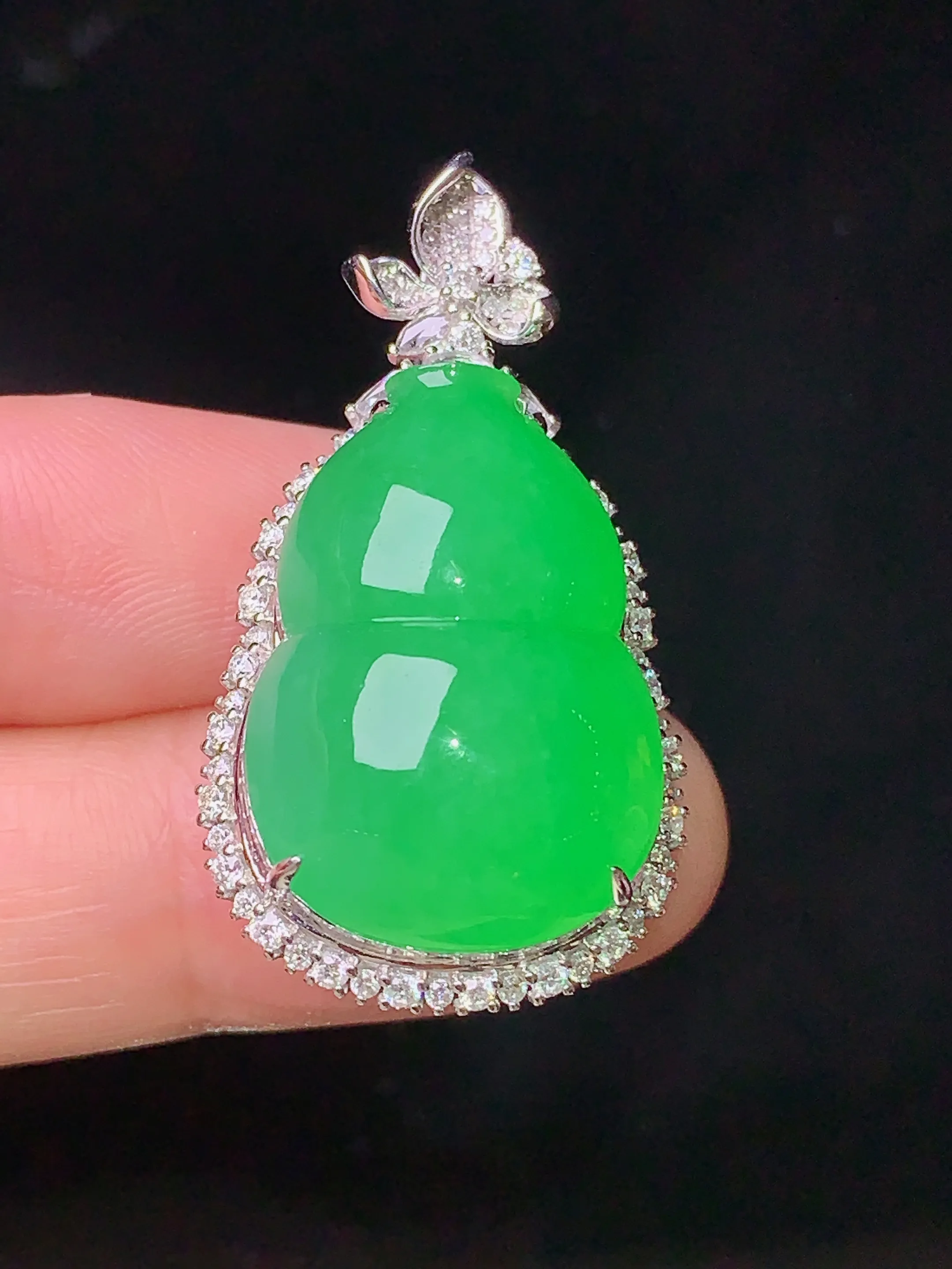 18k金钻镶嵌翠绿葫芦吊坠 玉质细腻 色泽清新艳丽 整体尺寸36.8*20*14.8