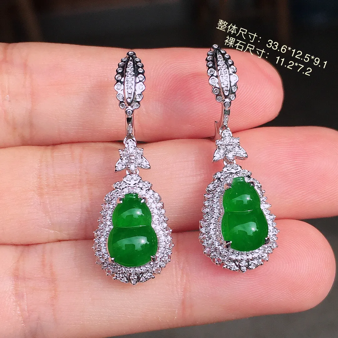 满绿葫芦耳坠，色泽均匀艳丽，玉质细腻，荧光感超
强，饱满圆润，尽显优雅气质，18k
金豪华镶嵌