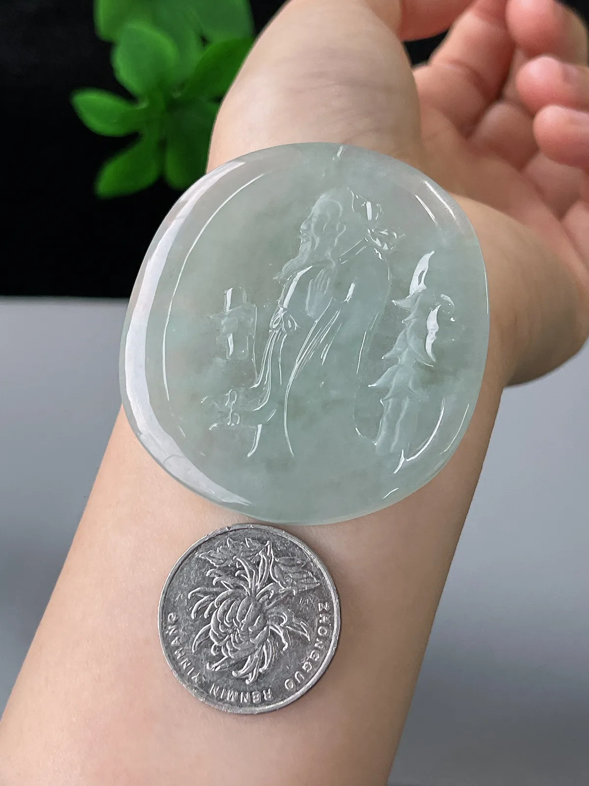 翡翠冰糯种淡绿色吊坠