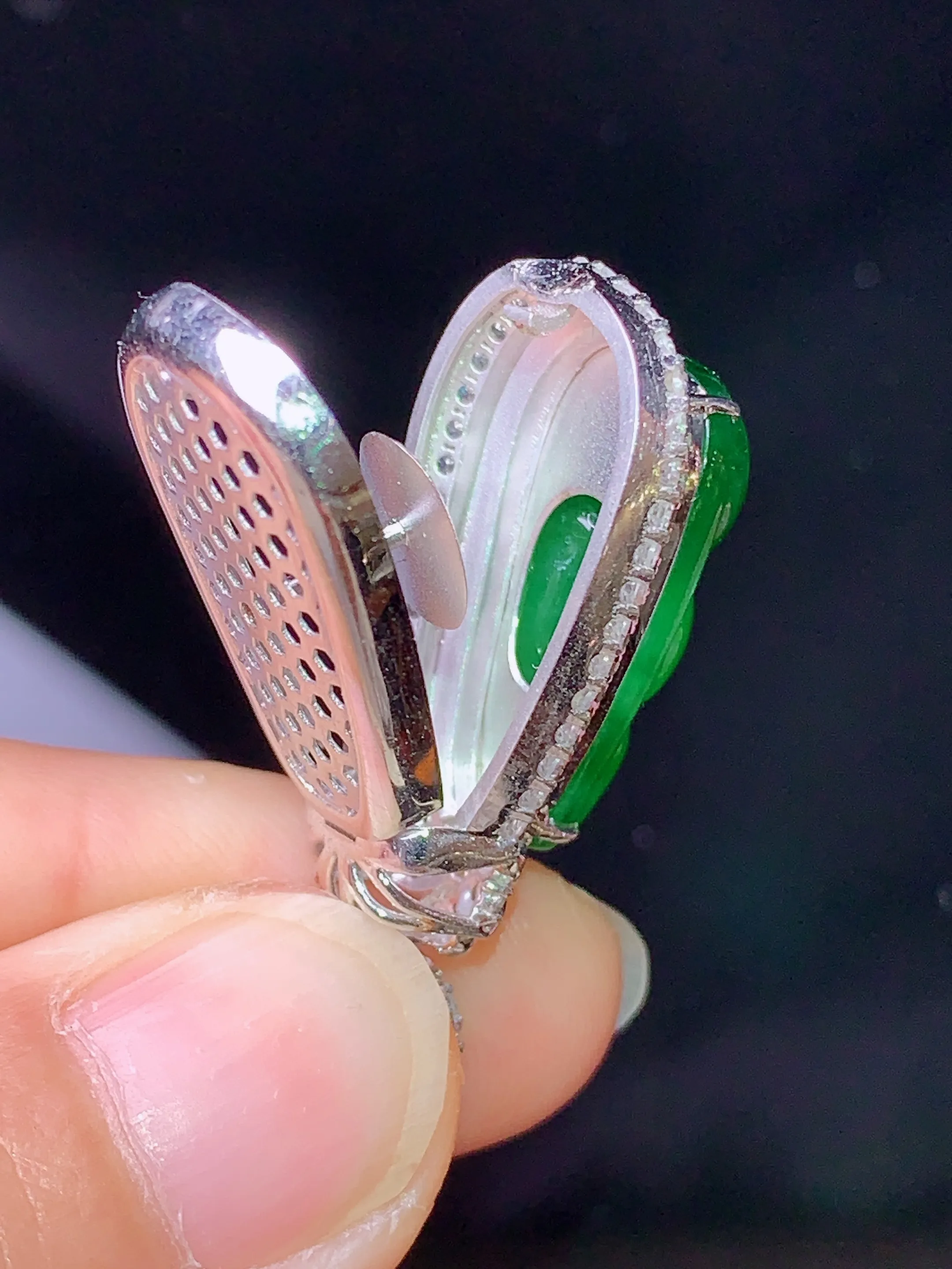 18k金钻镶嵌满绿四季豆吊坠 玉质细腻 色泽清新艳丽 整体尺寸33.3*13.6*12.2