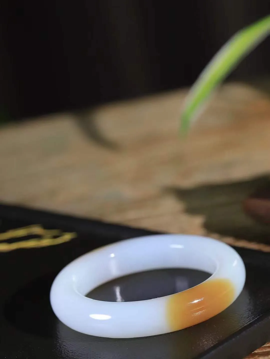 【婉约佳人.手镯】

典藏级臻品️和田玉糖白玉手镯 玉质温润细腻 油性十足 手感舒适，高华雅逸，线条流畅，简约大气，美自天成，素雅高贵。佩戴于腕间，婉约之美，举手投足间透出那份低调奢华。重75.5克 内径55mm  尺寸13.7-10.8mm   FDA-691101031