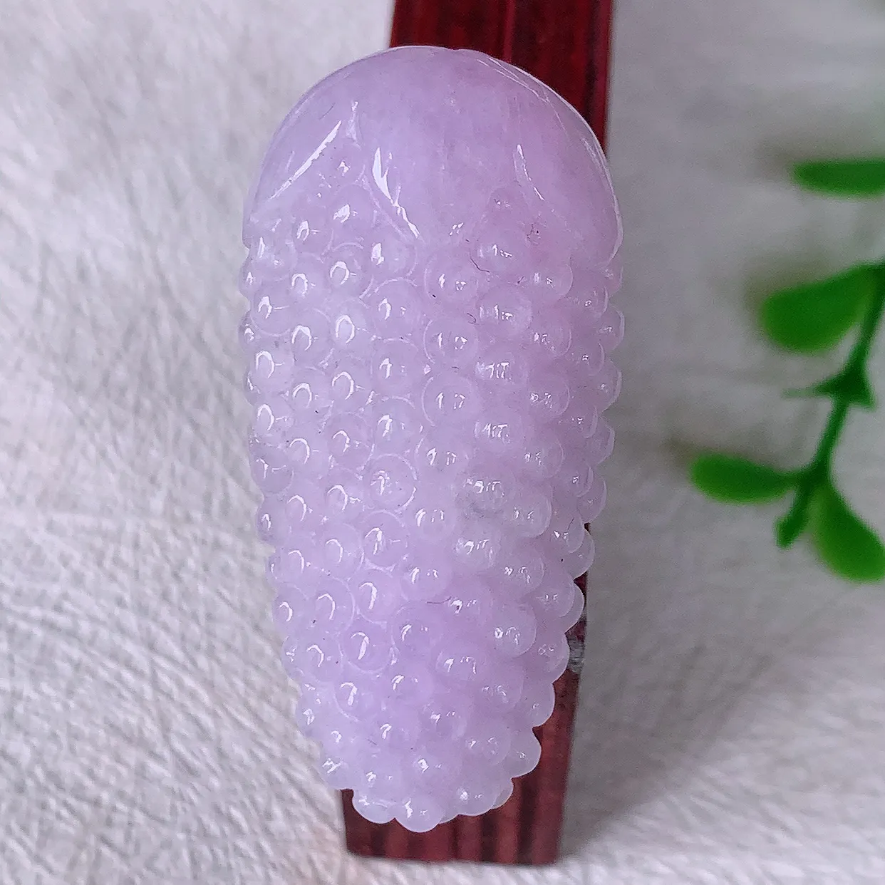 自然光实拍，多子多福葡萄紫罗兰翡翠吊坠，种老水足，雕工精湛 ，寓意美好，佩戴时尚出众！#57.10