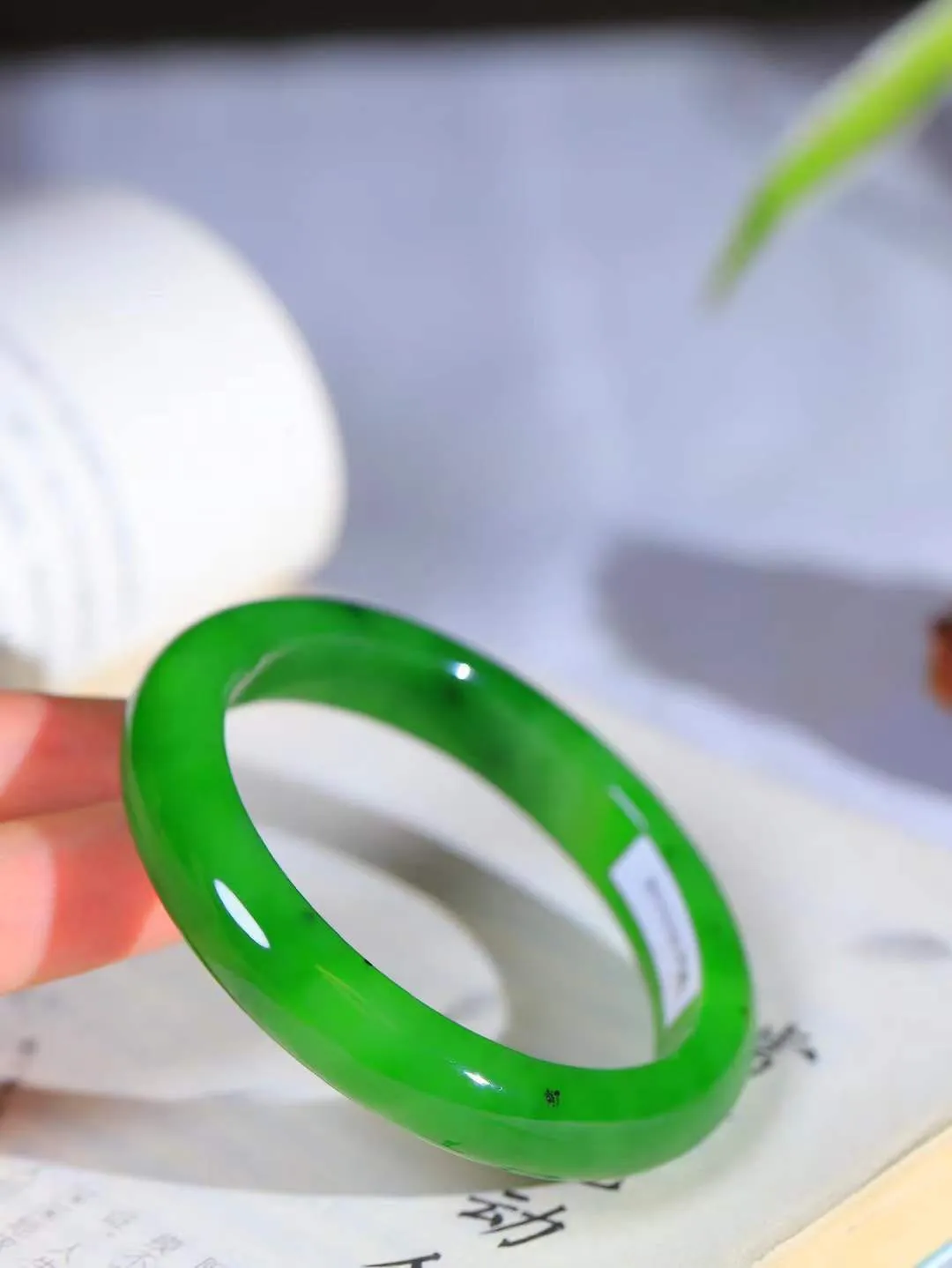 （温柔雅致.手镯）

典藏级臻品️和田玉碧玉手镯。镯型饱满，温润细腻，脂润沁香。️执一卷书，沏一盏茶，着一袭裙，戴一只镯。淡淡浅笺，素心若兰，静赏玉中诗画。悠悠岁月，芊手轻摘，盛满诗样芳华。重48克   尺寸55-11.4-8.2mm    FDA-321101000