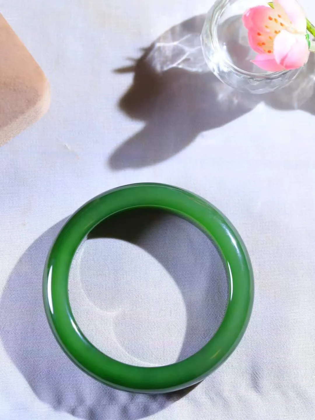 【腕间柔情.手镯】   

收藏传家级臻品️和田玉碧玉手镯 玉质温润细腻 油性十足 古朴秀雅 轻抚岁月的栏杆软香温玉，腕间玉镯轻轻晃动，令人情动心间，撷一缕月末的芬芳，把心思铺陈，时光静美，惟有你最温柔。重65克   尺寸55-13.6-9mm  461101000A