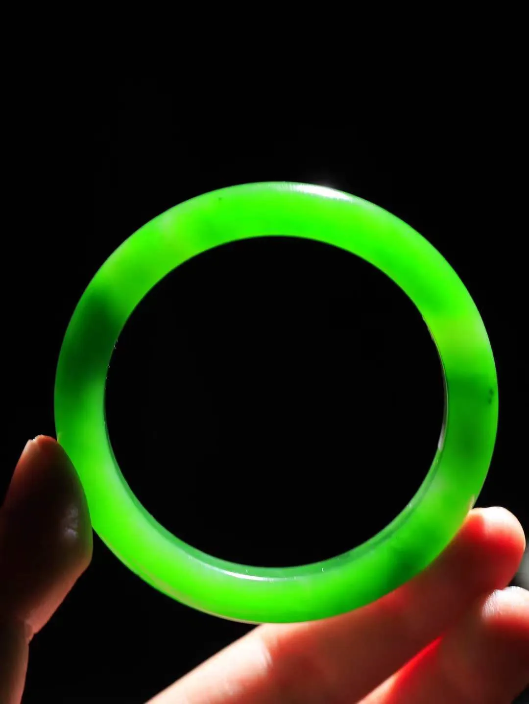 （温柔雅致.手镯）

典藏级臻品️和田玉碧玉手镯。镯型饱满，温润细腻，脂润沁香。️执一卷书，沏一盏茶，着一袭裙，戴一只镯。淡淡浅笺，素心若兰，静赏玉中诗画。悠悠岁月，芊手轻摘，盛满诗样芳华。重48克   尺寸55-11.4-8.2mm    FDA-321101000