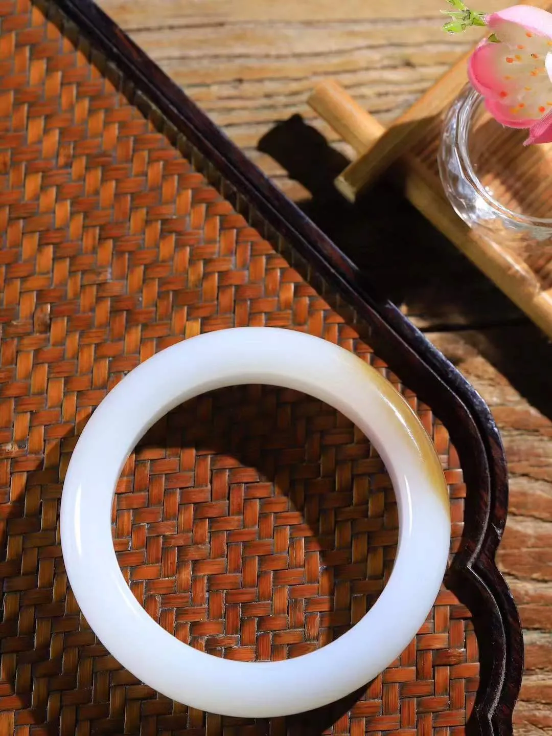 （一见钟情.手镯）

收藏级臻品️和田玉糖白玉手镯，玉质温和莹润，精光内蕴，手感舒适。整器简约，打磨光洁，让人爱不释手，料美艺精，萦绕于手，尽显高贵之姿。重73克 内径54.5mm尺寸15.5-9.7mm   FDA-101101073