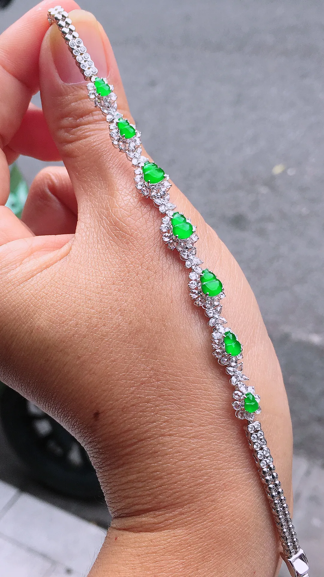 阳绿葫芦手链，色泽均匀艳丽，玉质细腻，荧光感超
强，饱满圆润，尽显优雅气质，18k
金豪华镶嵌