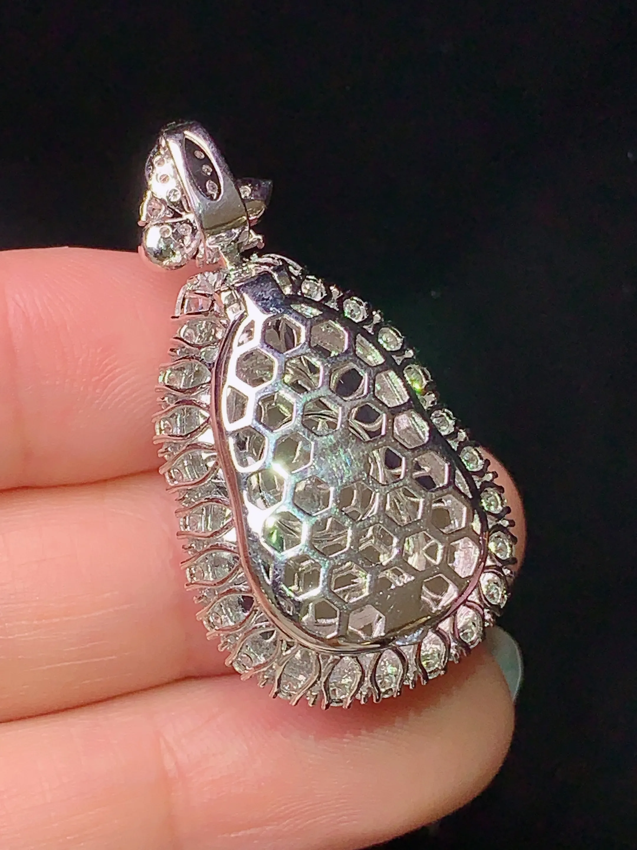 18k金钻镶嵌翠绿葫芦吊坠 玉质细腻 色泽清新艳丽 整体尺寸36.8*20*14.8