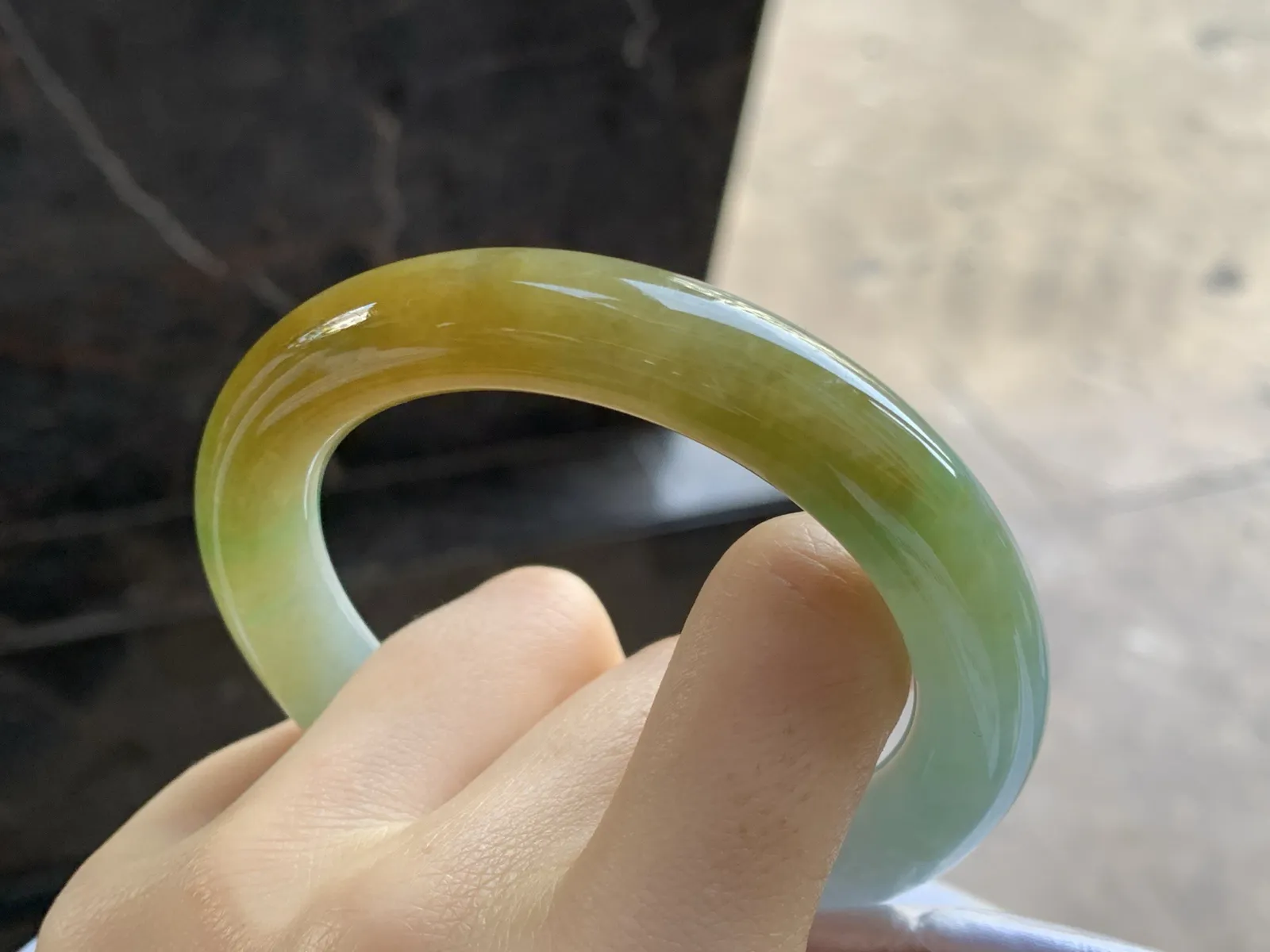 55.5-11

黄翡圆条手镯^_^
肉质细腻有种水～颜色漂亮 上手好看