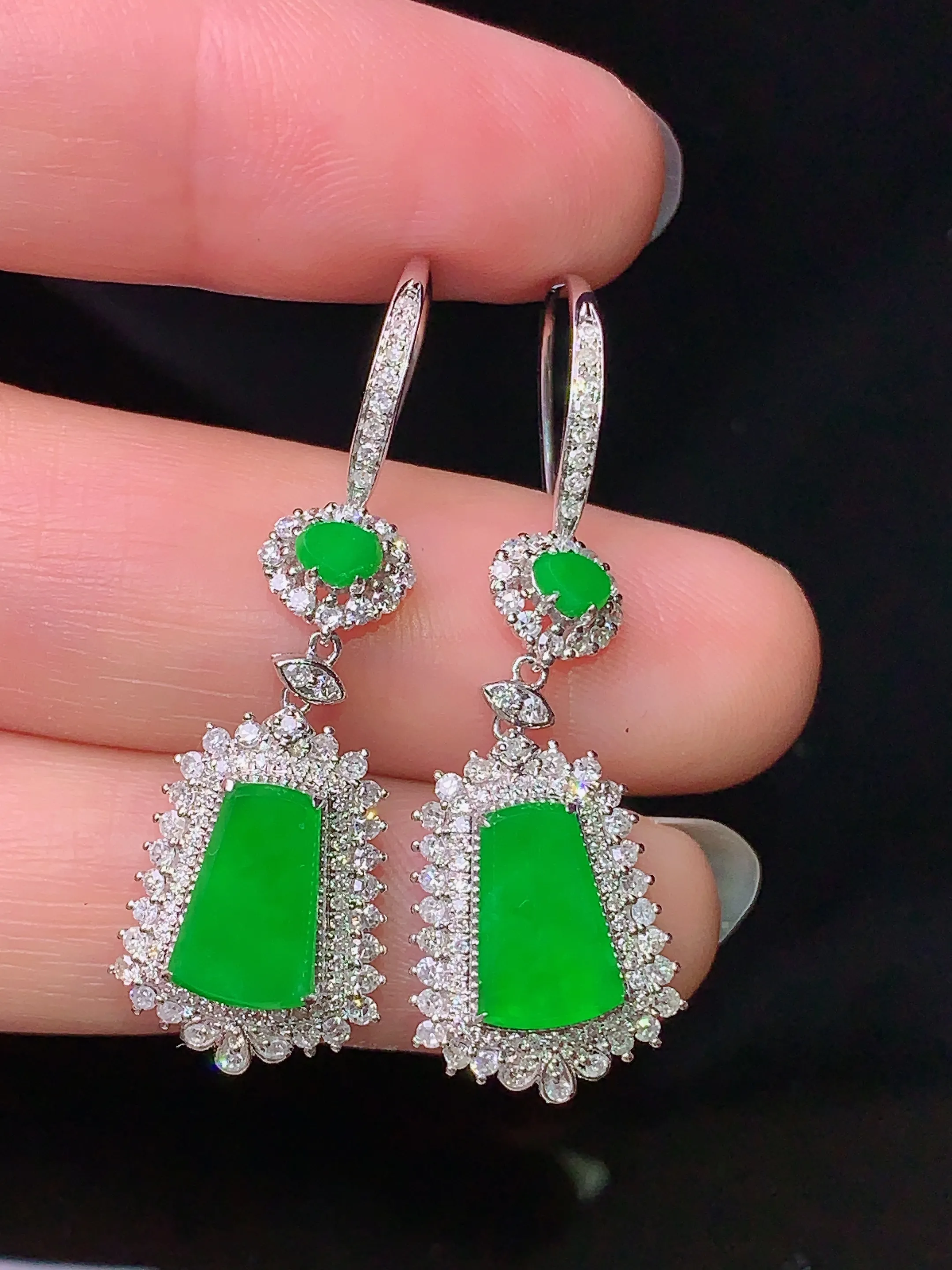 18k金钻镶嵌满绿无事牌耳坠 玉质细腻 色泽清新艳丽 整体尺寸39*12.3*6