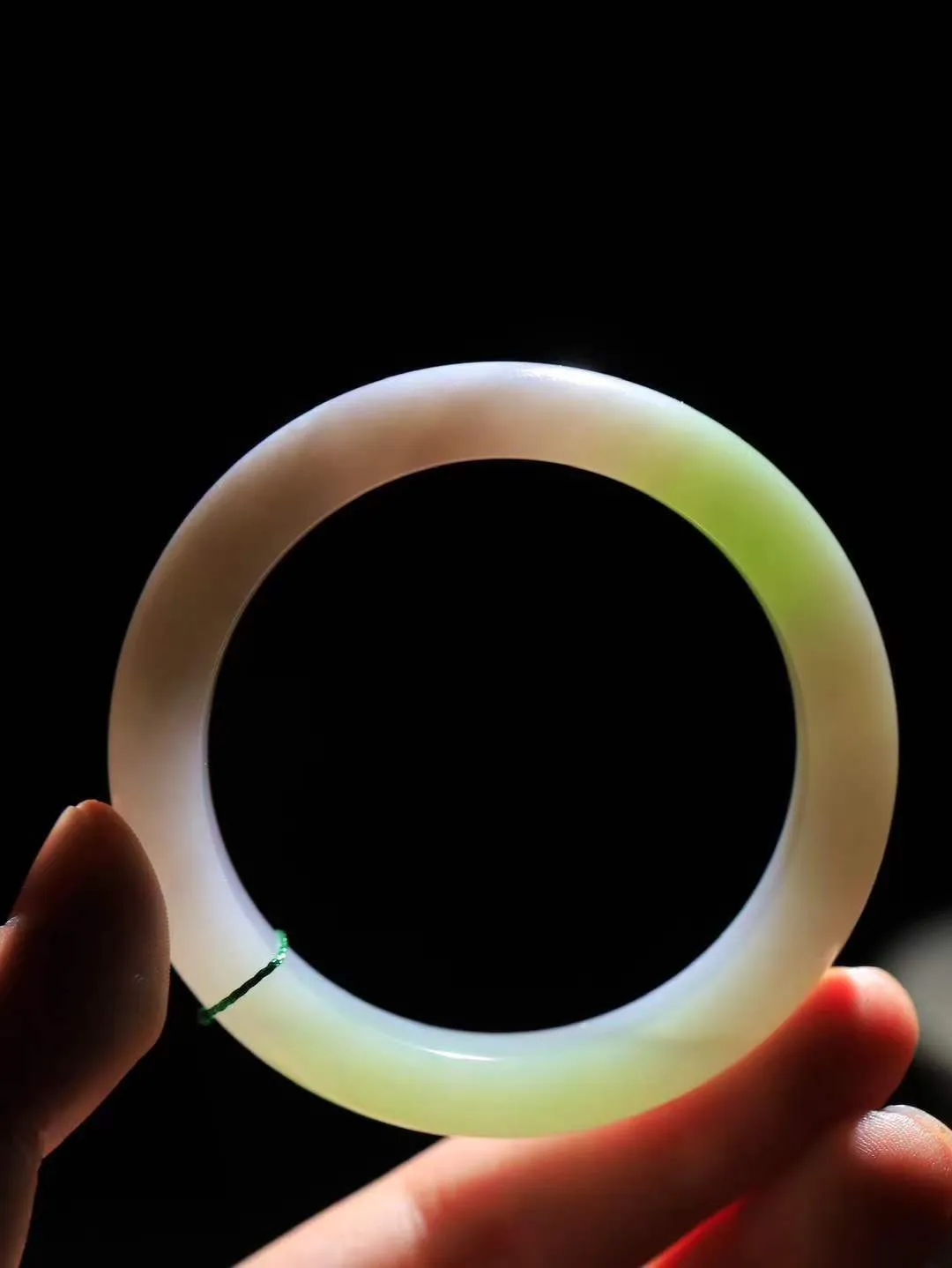 【花样年华·手镯】

精品️和田玉烟紫翠青双色手镯，质地油润细腻，色泽高贵典雅，镯型古朴典雅。在诗情画意的雨巷相遇，你是我腕间的一抹风情，有你眸有深情，清风荡漾湖间静水，我愿俯身低眉，在烟波涟漪处，寻你深情倩影。重49克  尺寸52-11.7-8.5mm   751101054A