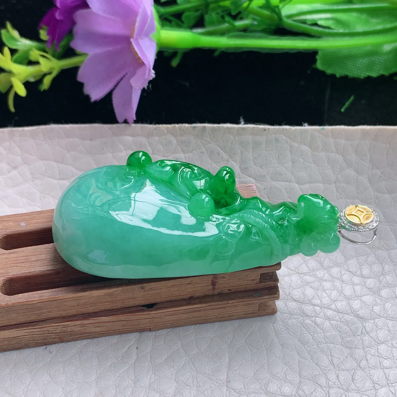 yl实拍58.3*27.3*12缅甸翡翠a货精雕阳绿代代有钱 钱袋玉吊坠 玉挂件