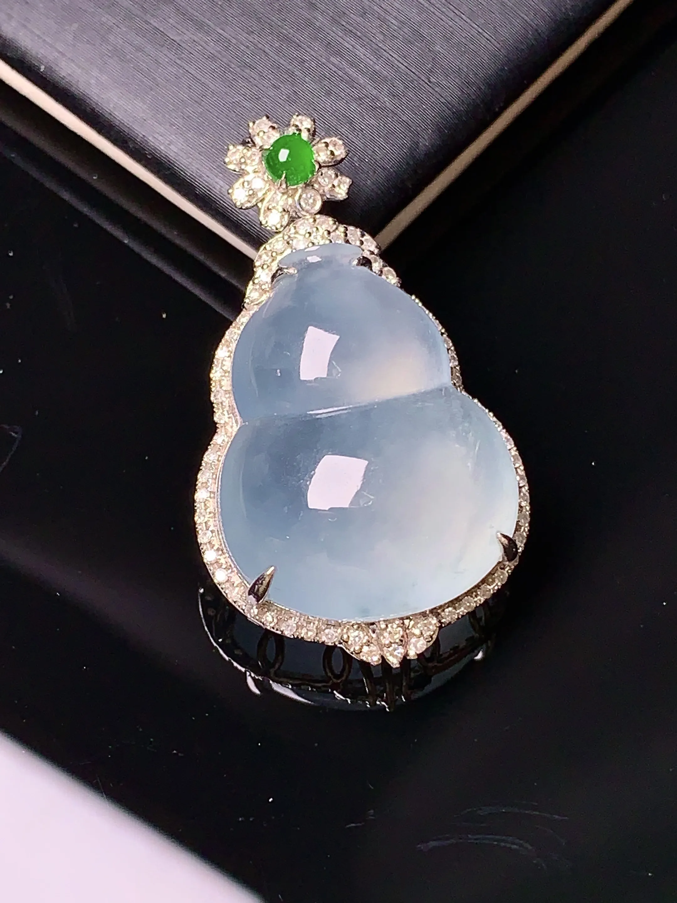 18k金钻镶嵌冰种葫芦吊坠 玉质细腻 色泽清新艳丽 整体尺寸33*18.7*10