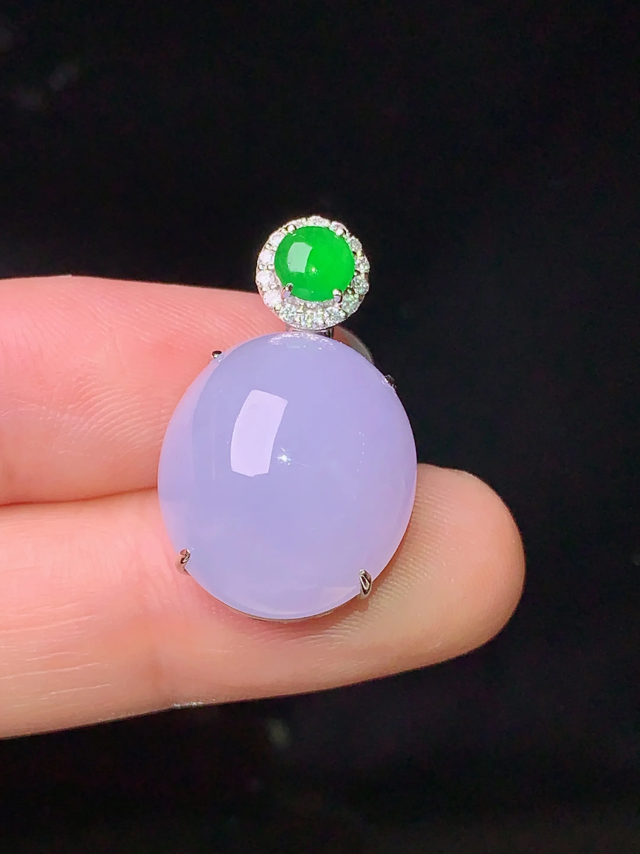 18k金钻镶嵌紫罗兰蛋面吊坠 玉质细腻 色泽清新艳丽 整体尺寸25.3*15.5*11.5