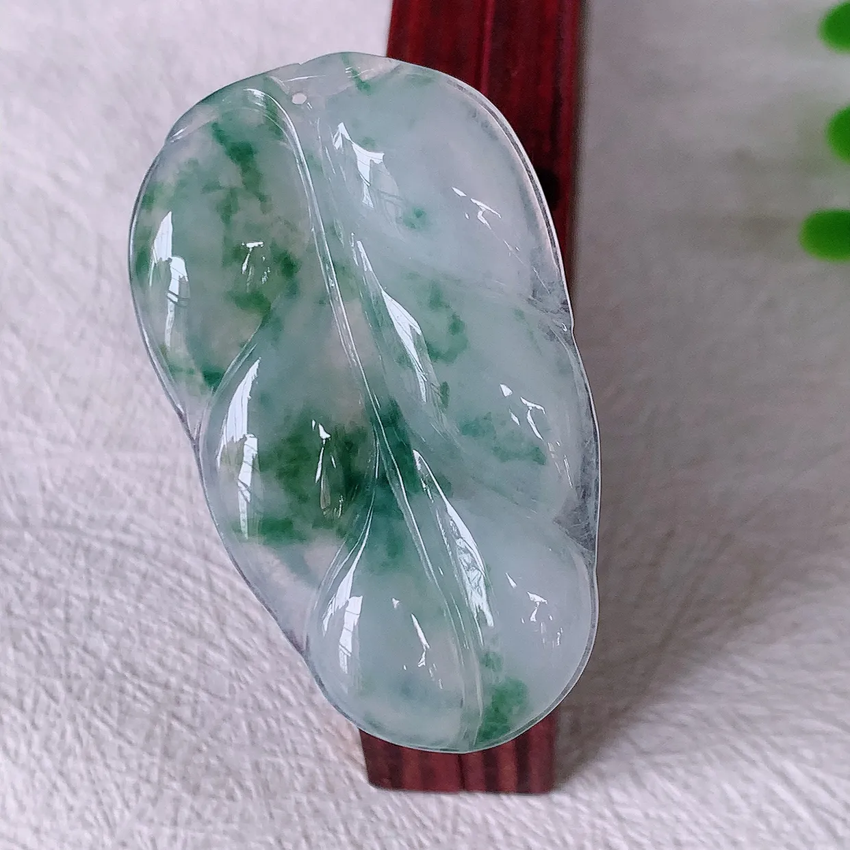 自然光实拍，冰种飘花翡翠叶子吊坠 ，种水足，色泽清新，工艺精湛，叶子寓意美好；金枝玉叶，事业有成。#57.10