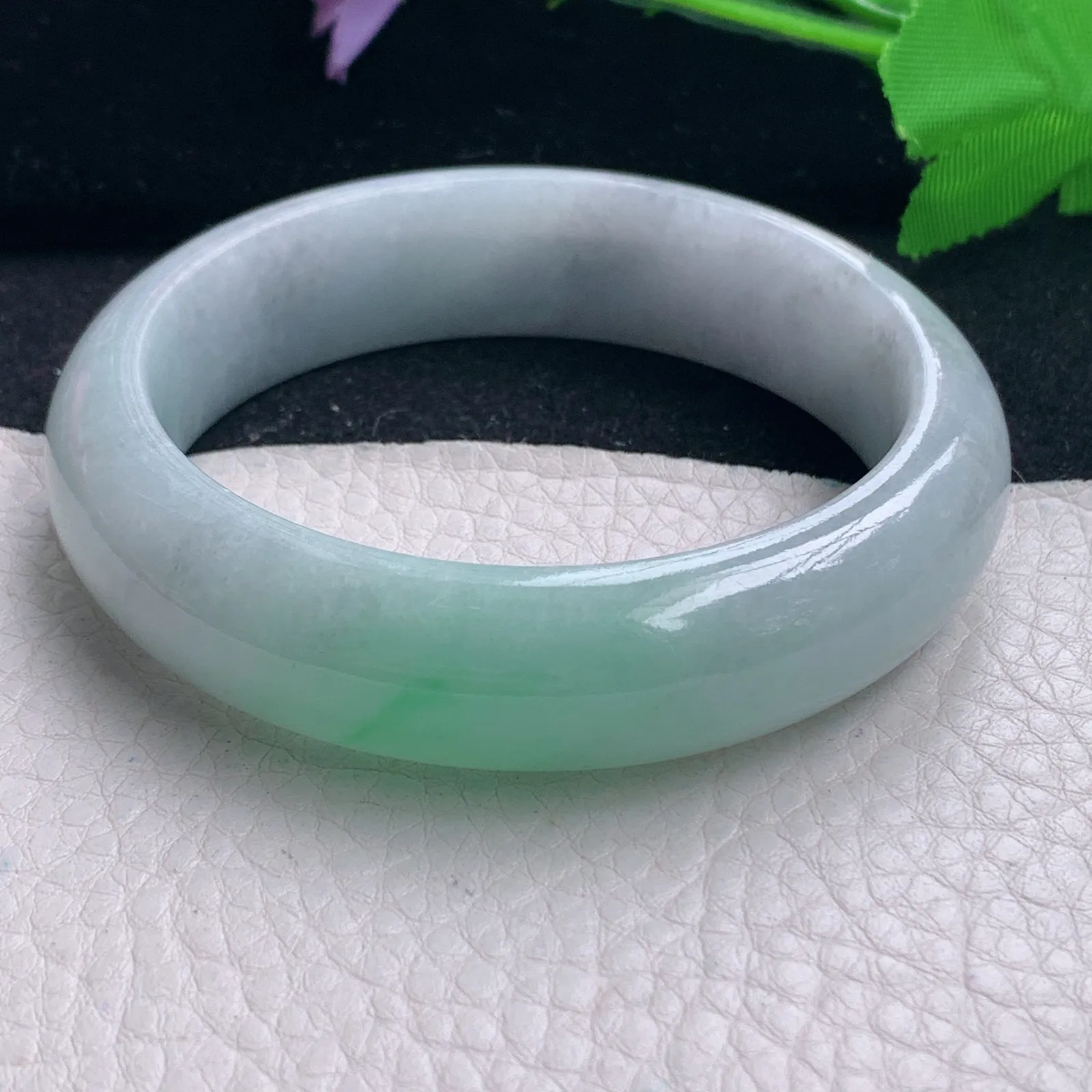 js自然光57.5*15.5*8.8轮胎镯 缅甸翡翠a货飘绿宽边玉手镯 玉手环