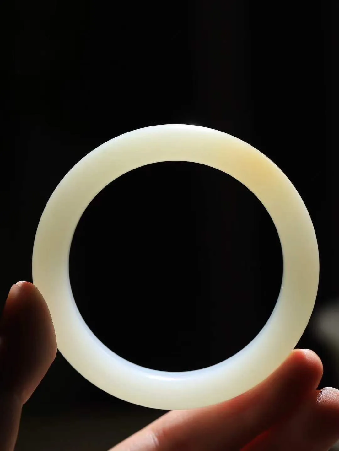 【腕间柔情.手镯】   

精品️和田玉糖白玉手镯 玉质温润细腻 油性十足 古朴秀雅 轻抚岁月的栏杆软香温玉，腕间玉镯轻轻晃动，令人情动心间，撷一缕月末的芬芳，把心思铺陈，时光静美，惟有你最温柔。重60.2克   尺寸56-12.8-9.4mm  461101000A