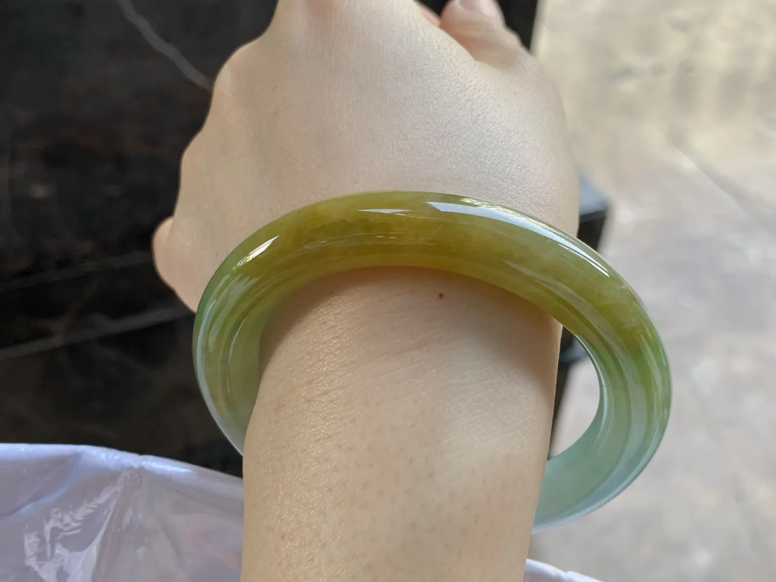 55.5-11

黄翡圆条手镯^_^
肉质细腻有种水～颜色漂亮 上手好看