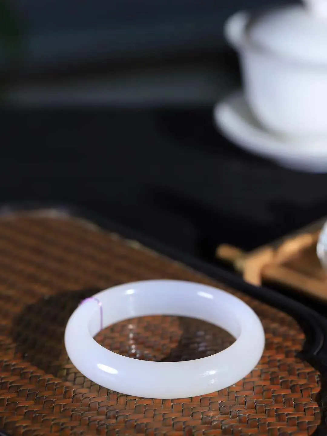 【情有独钟.手镯】

精品和田玉白玉手镯 玉质温润细腻 油性十足 手感舒适，高华雅逸，线条流畅，简