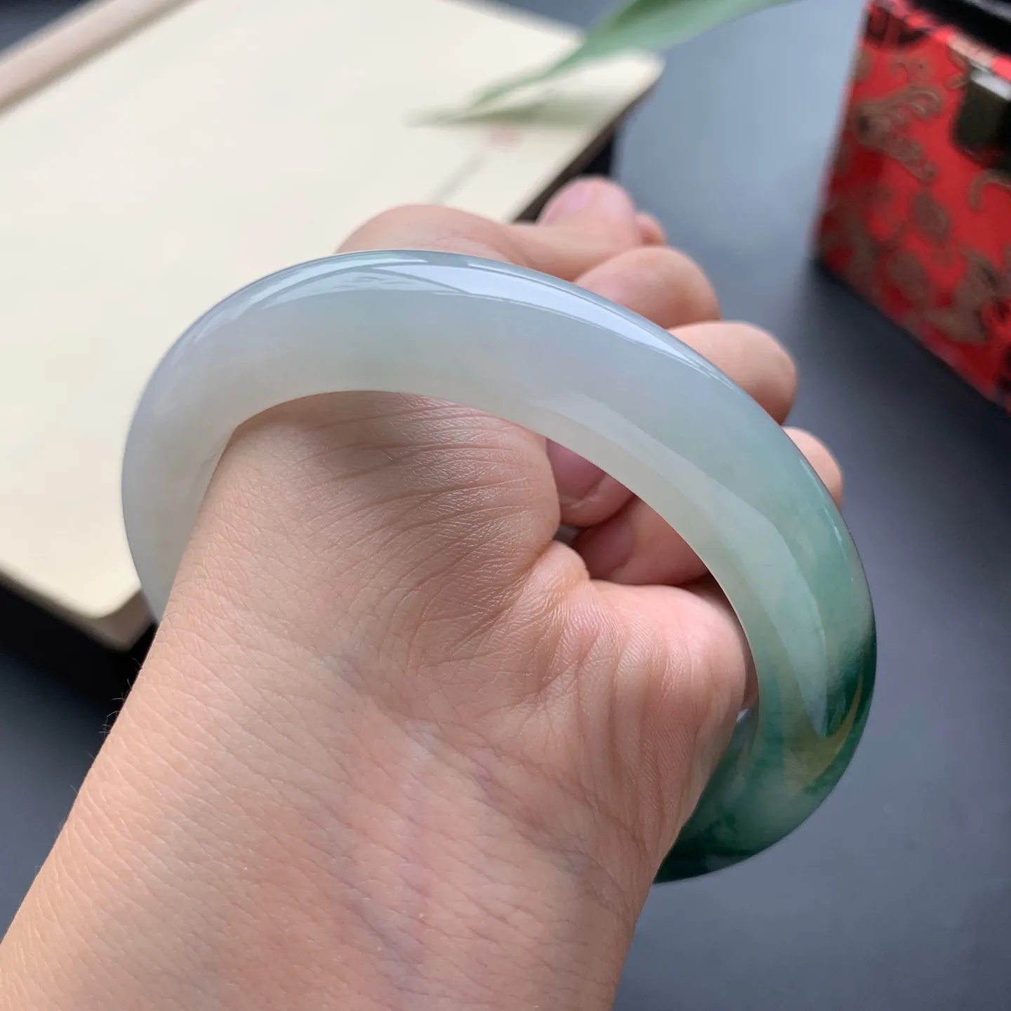 60.2大圈口飘花正圈手镯 尺寸：60.2-12.5-9.6，无纹裂，花色浓郁，版型厚装