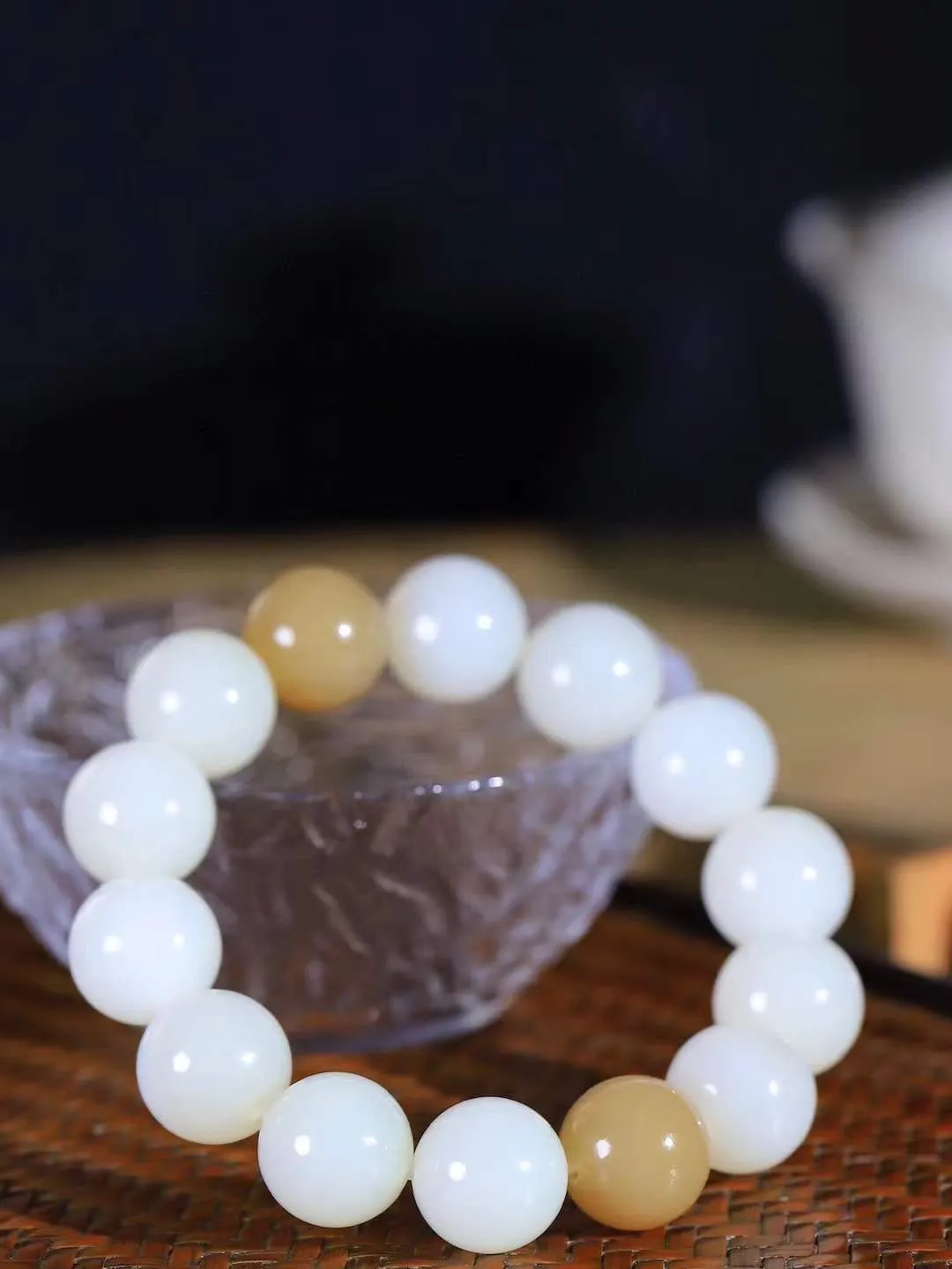 【珠圆玉润.手串】

精品和田玉糖白玉珠圆玉润手串 玉质温润细腻  整串打磨圆润，佩戴舒适。珠珠落玉盘，间关莺语花底滑，一生美好时光，无论身在何处，都有它相伴相守。事事顺遂，幸福美满，吉祥如意。重74.3克   尺寸取一15.1mm   FDL-69117400