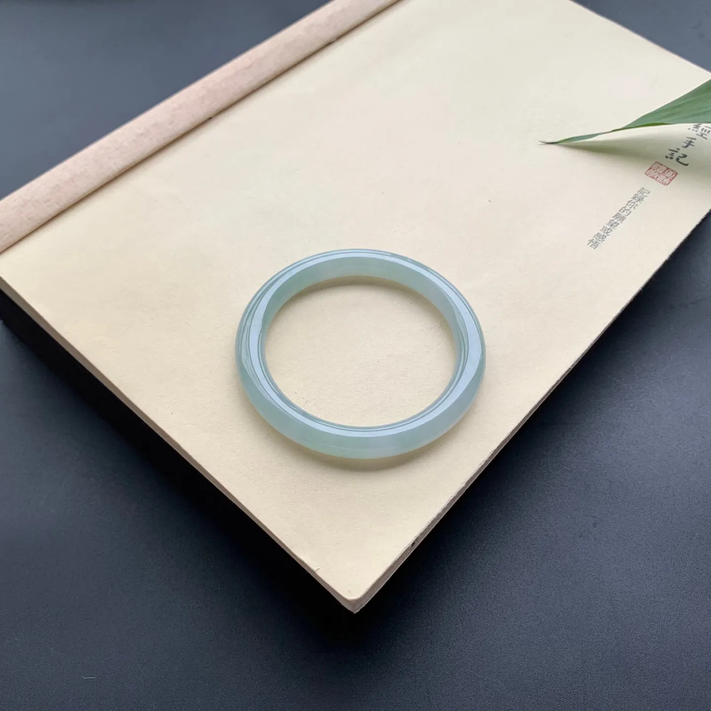 55.6圈口底色圆条手镯 尺寸：55.6-7.5-8.2，无纹裂，细腻光滑，条形饱满