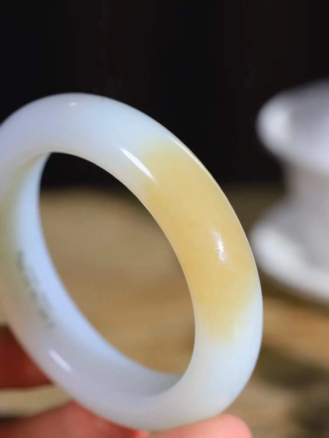 [温润如玉.手镯]

收藏级臻品和田玉糖白玉手镯。玉质温润细腻 油性十足 手感舒适，高华雅逸，线条流畅，简约大气，美自天成，素雅高贵。佩戴于腕间，婉约之美，举手投足间透出那份低调奢华。重99克 内径60.5mm尺寸16.3-11-mm FDA-121101000